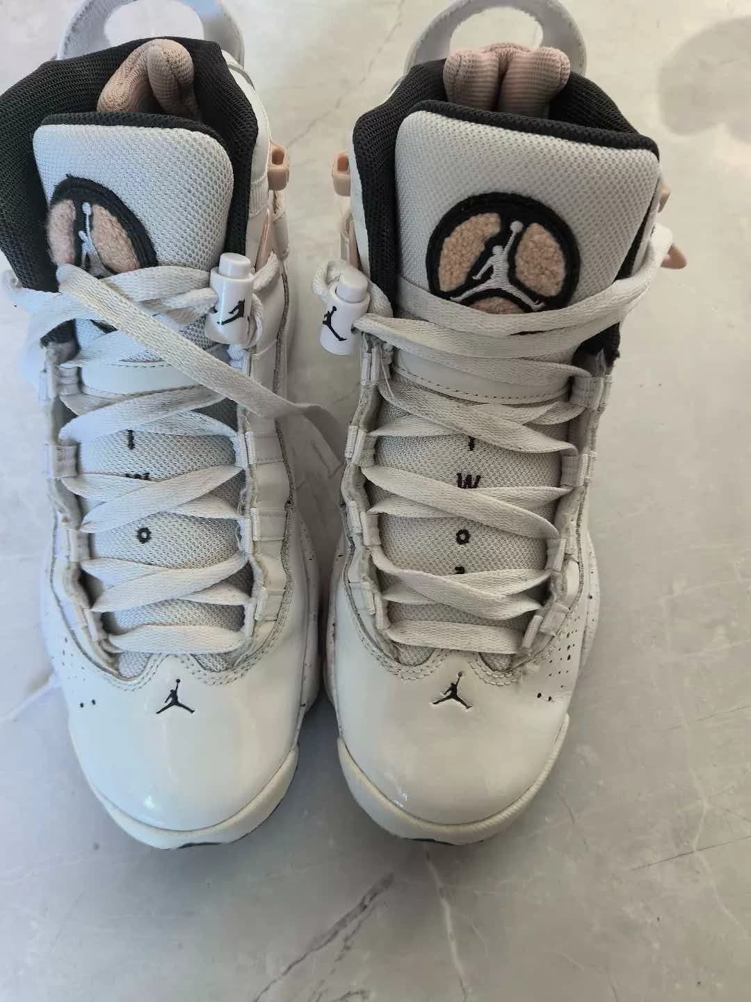 Баскетбольные кроссовки Air Jordan 6 Rings six-crown в белой, черной и розовой цветовой гамме