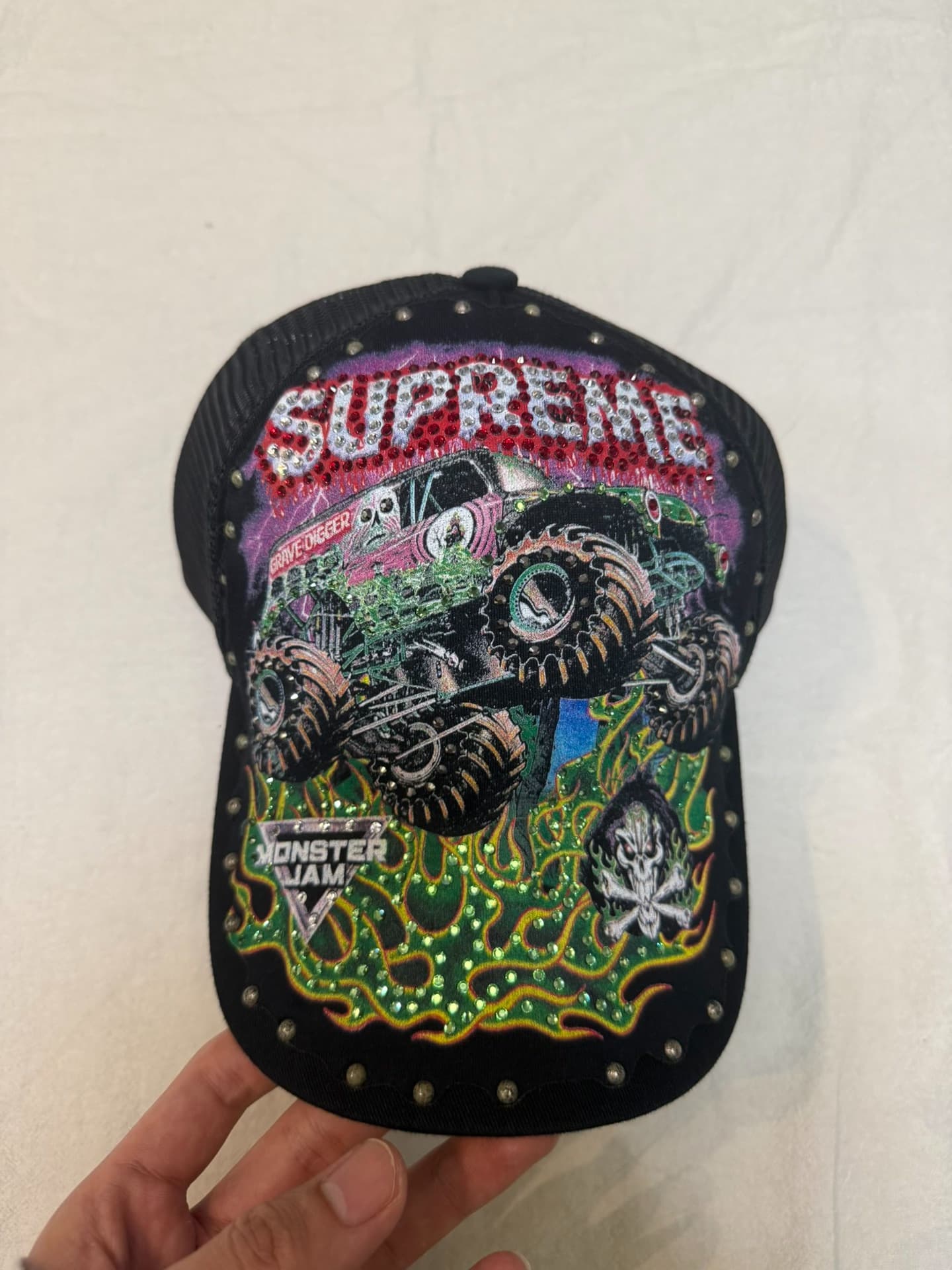 Грузовик с сетчатой крышкой Supreme Monster