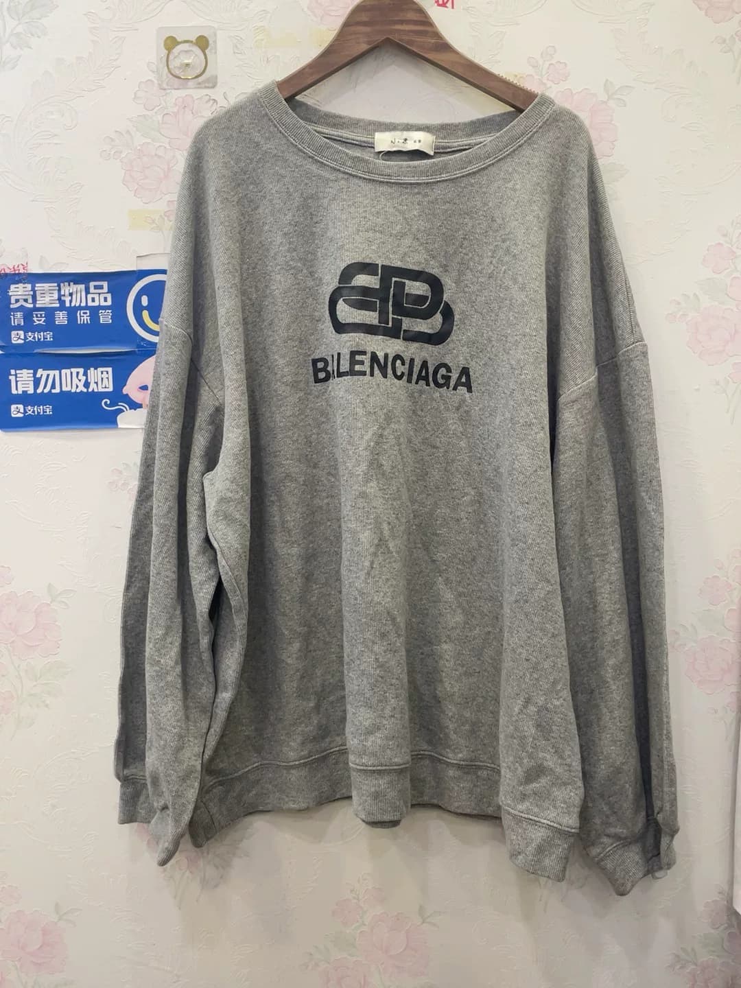 Серый свитер Balenciaga, свободный вариант, черный логотип на груди, круглый вырез горловины.