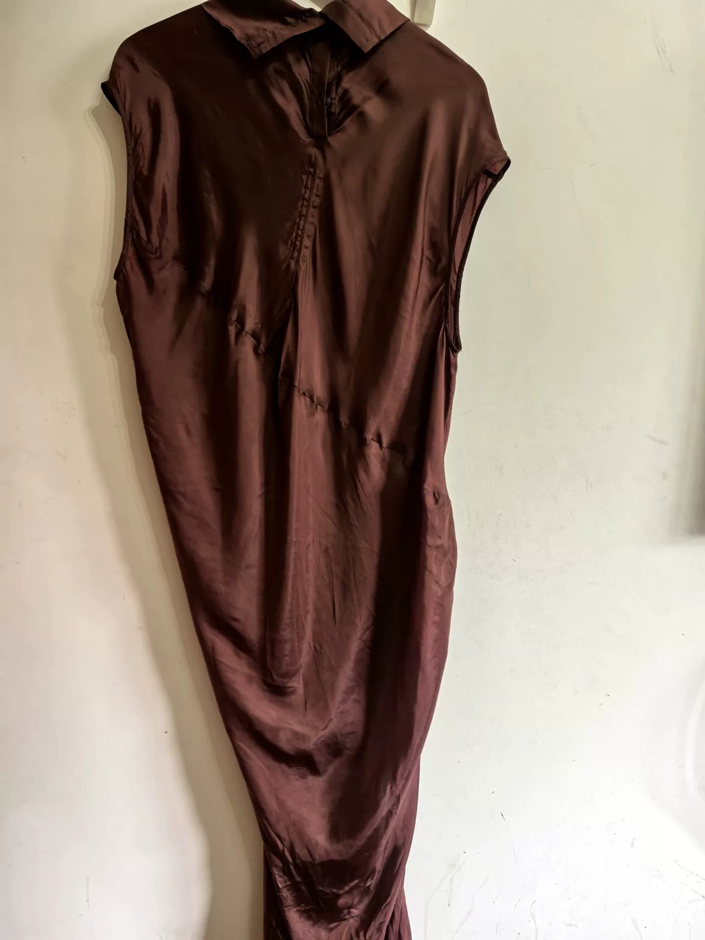Эксклюзивное для всей сети новое вечернее платье из шелка Rick owens, которое также можно использовать в качестве пальто