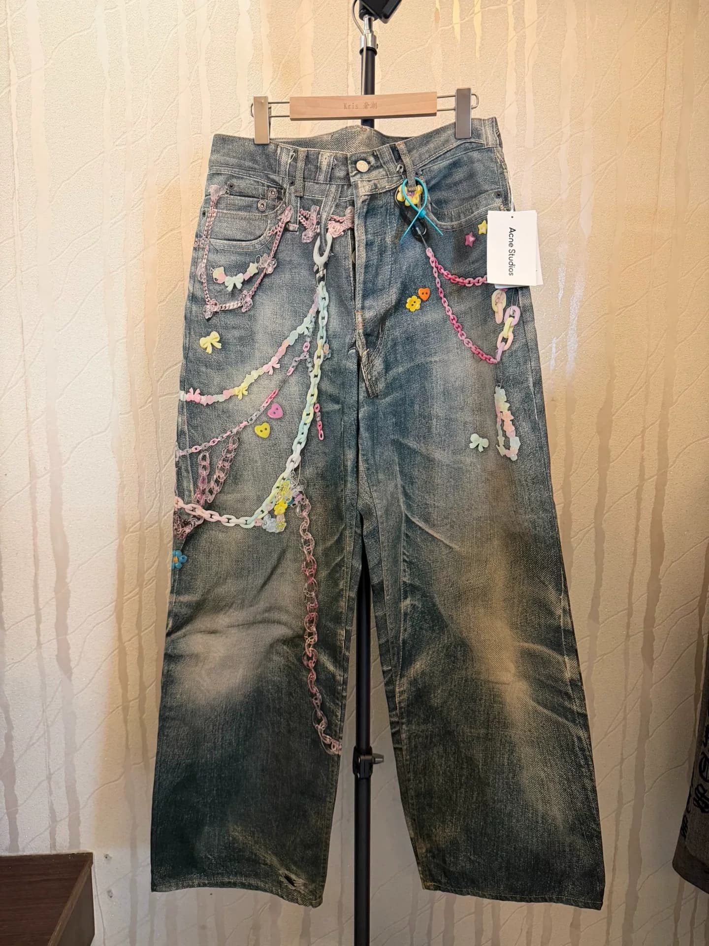 Джинсы сети кондитерских магазинов Acne Studios