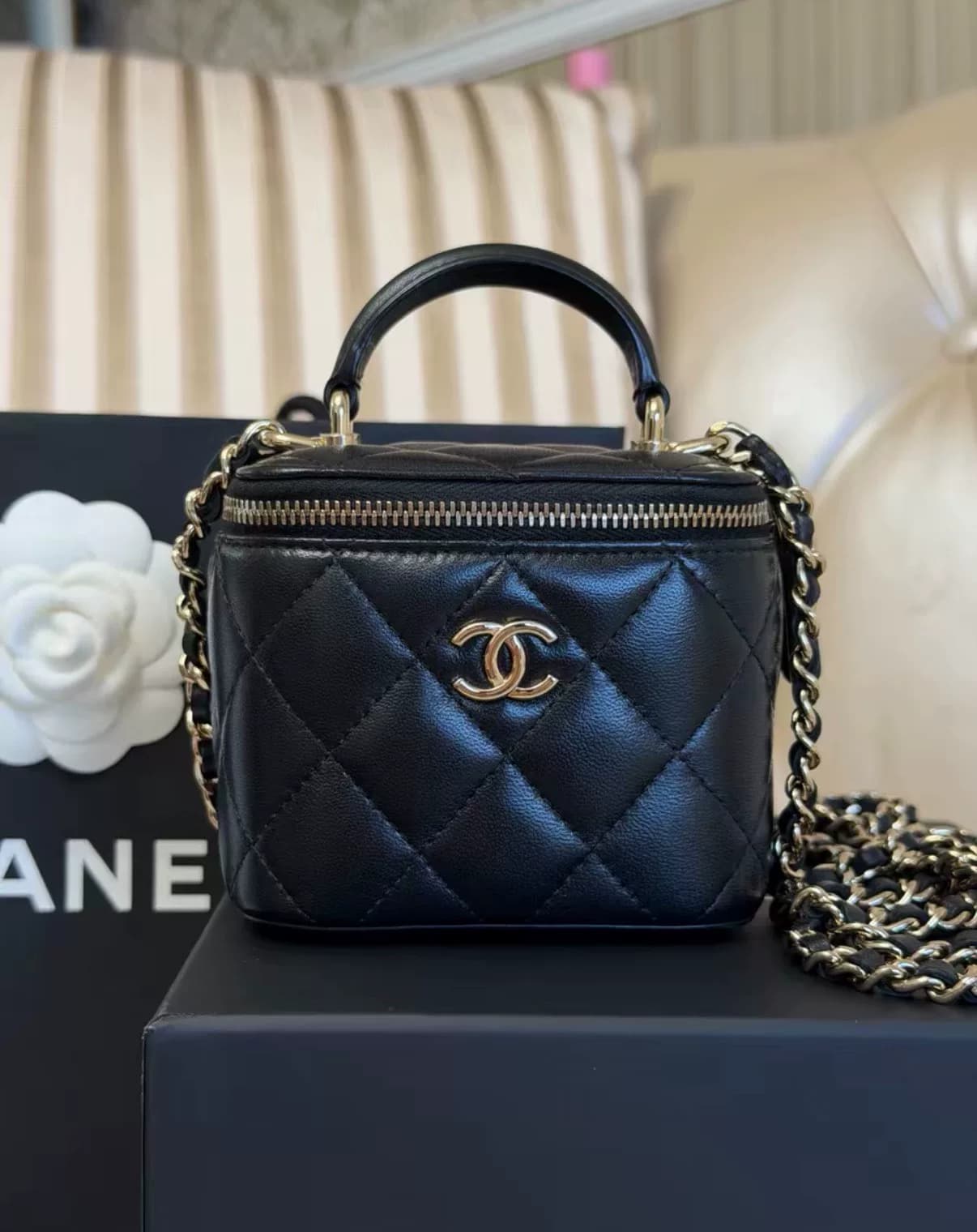 У прилавка, чтобы купить простенькую цепочку chanel.