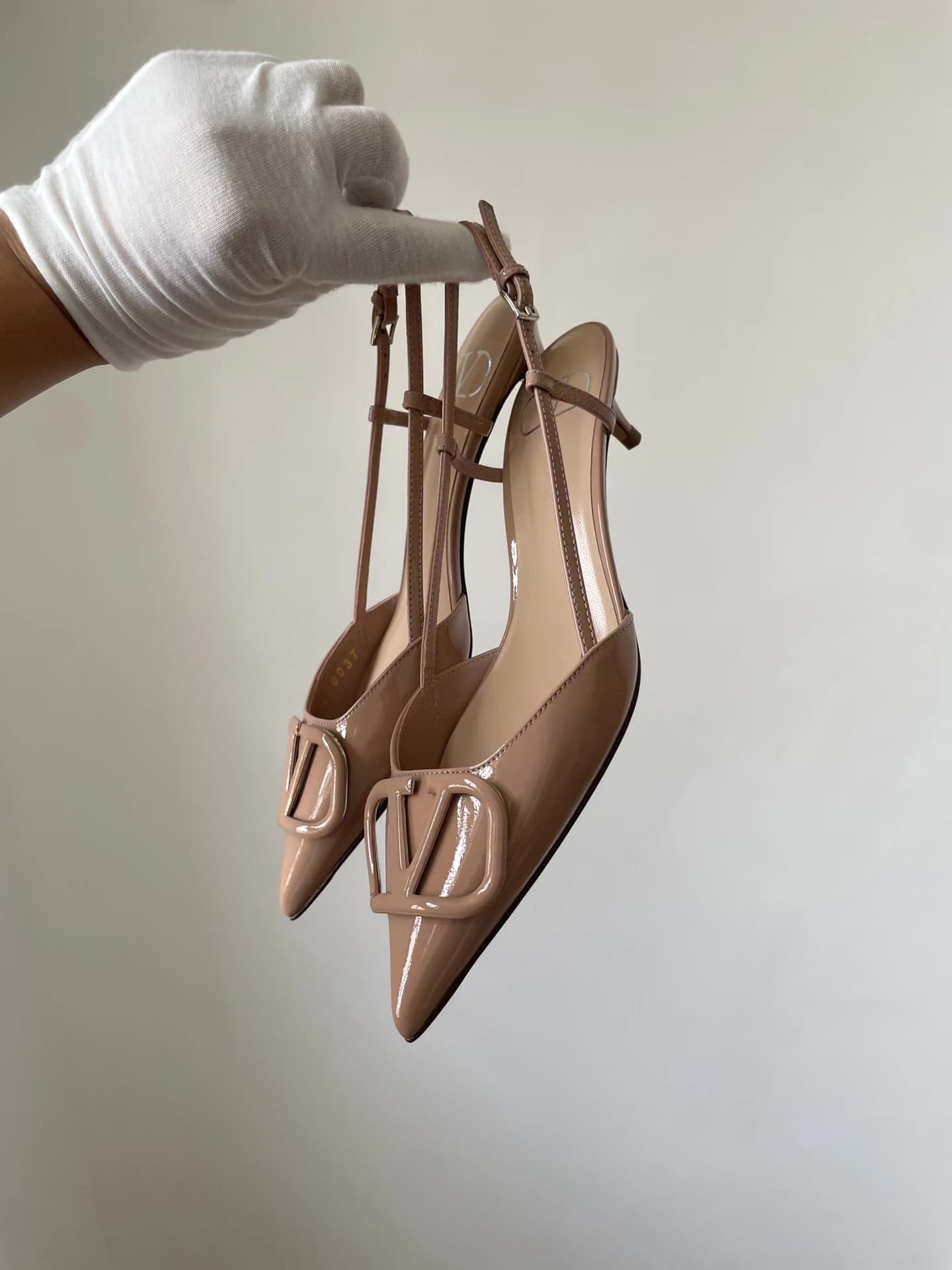 Совершенно новый аутентичный Valentino Valentino телесного цвета на высоких каблуках с кожаным логотипом на конце