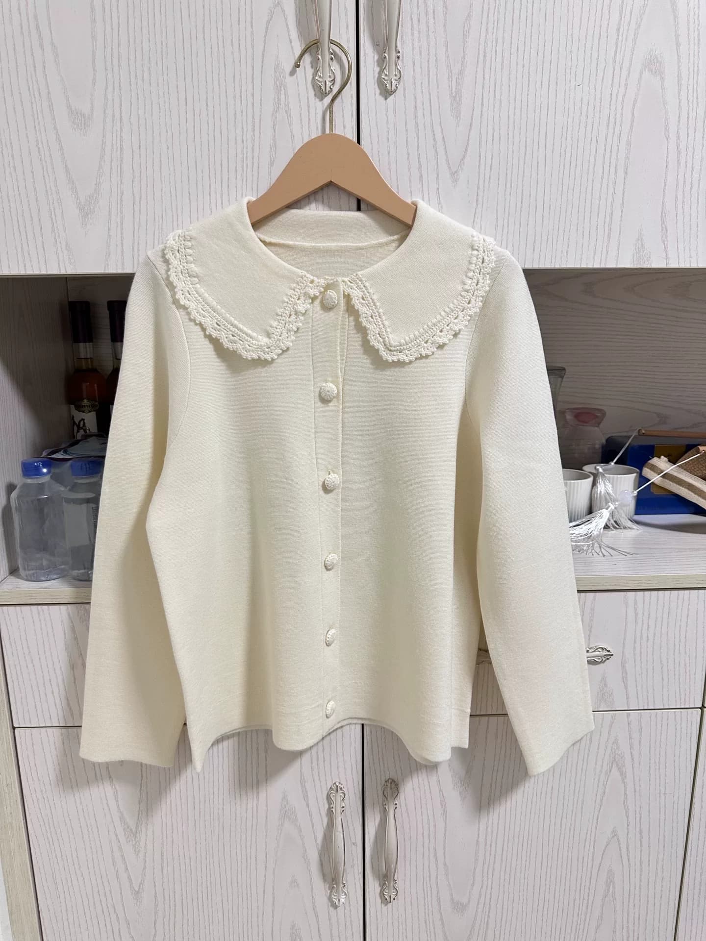 вязаный кардиган с французским кукольным воротником sezane, края и пуговицы, связанные крючком вручную, с прорезями, чистый