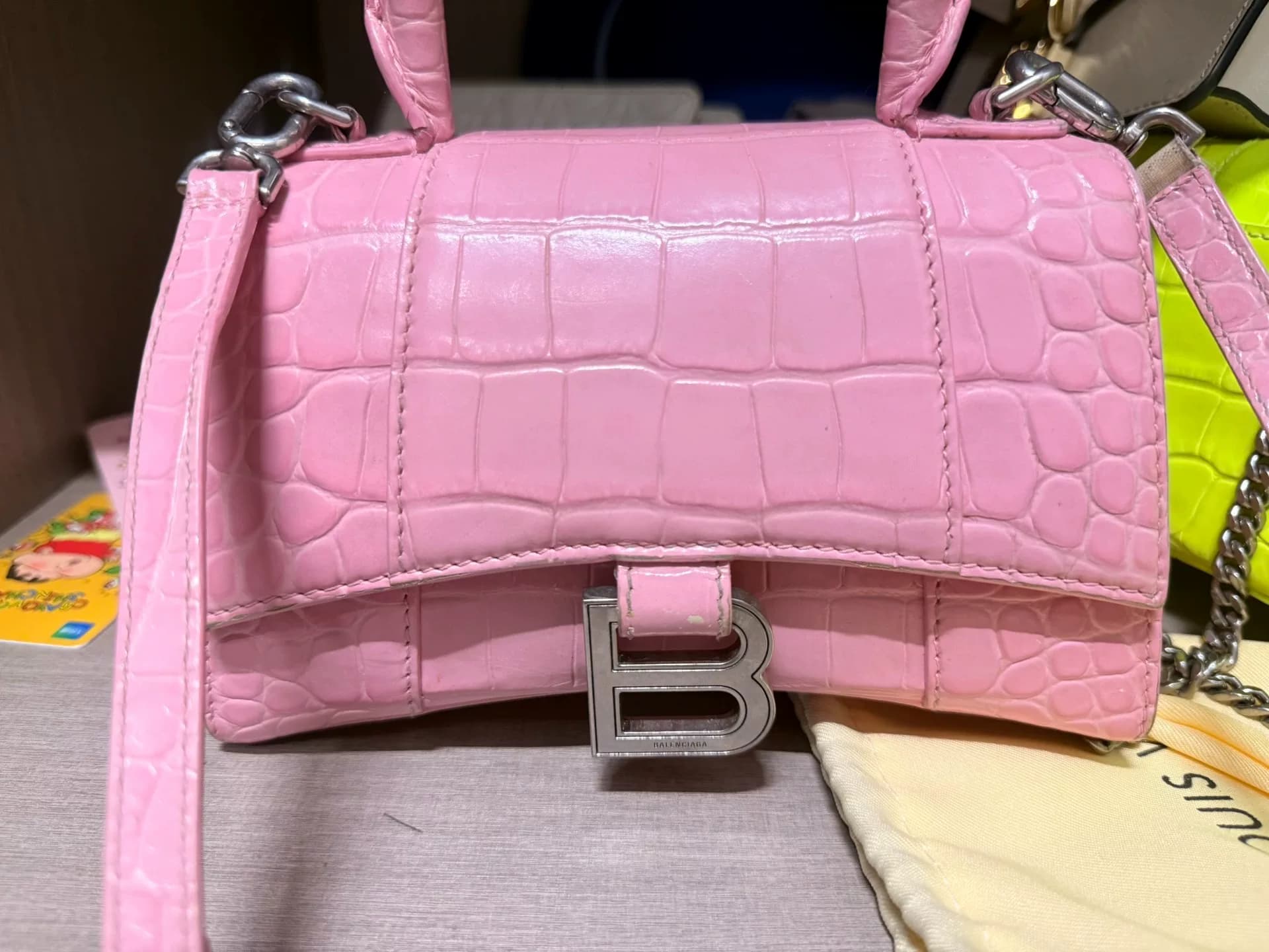 Сумку Balenciaga pink hourglass можно приобрести в офлайн-магазинах!!