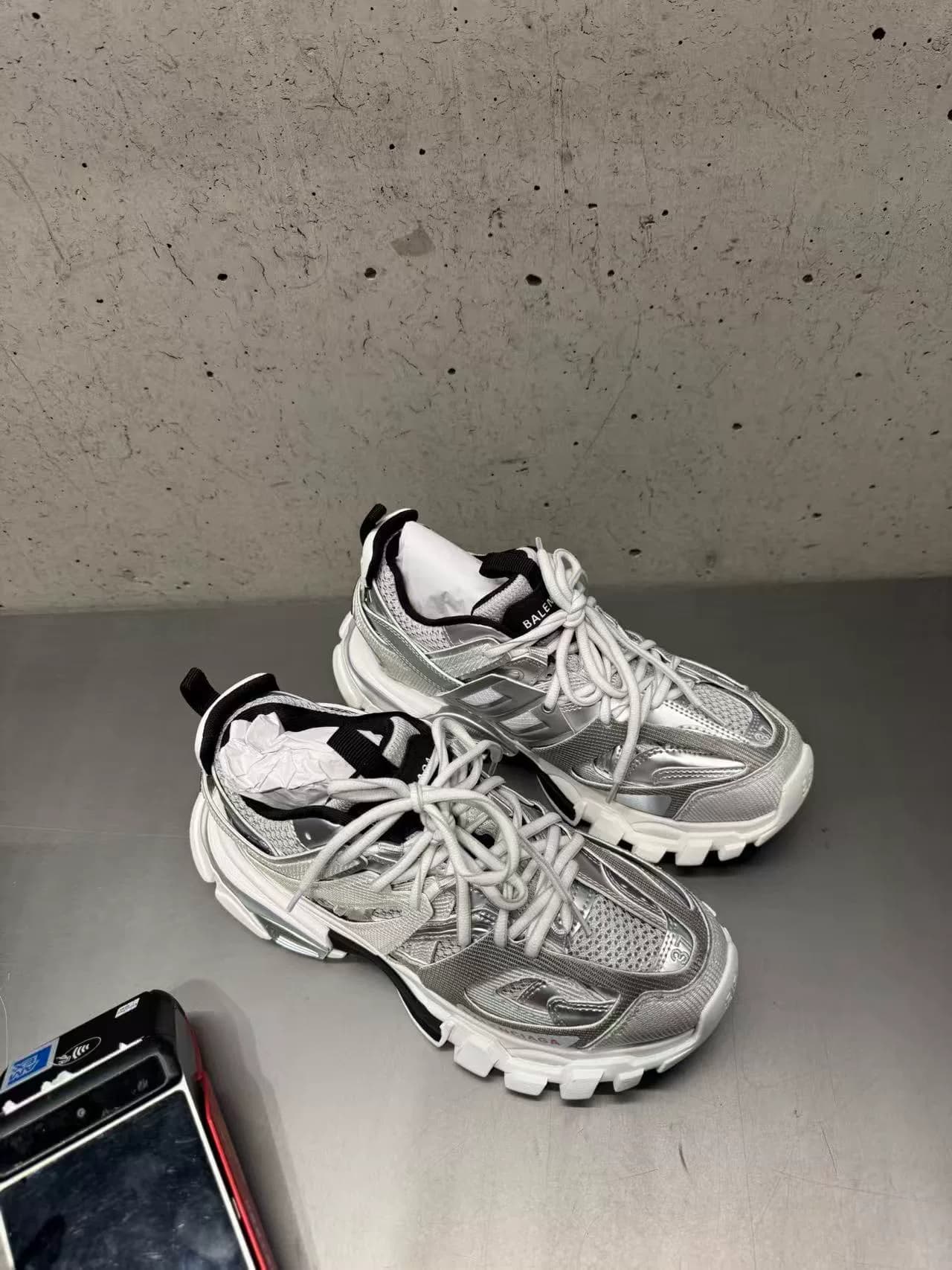 Кроссовки Balenciaga track25 серебристого цвета, размер 37, абсолютно новые и не ношенные, Hisense