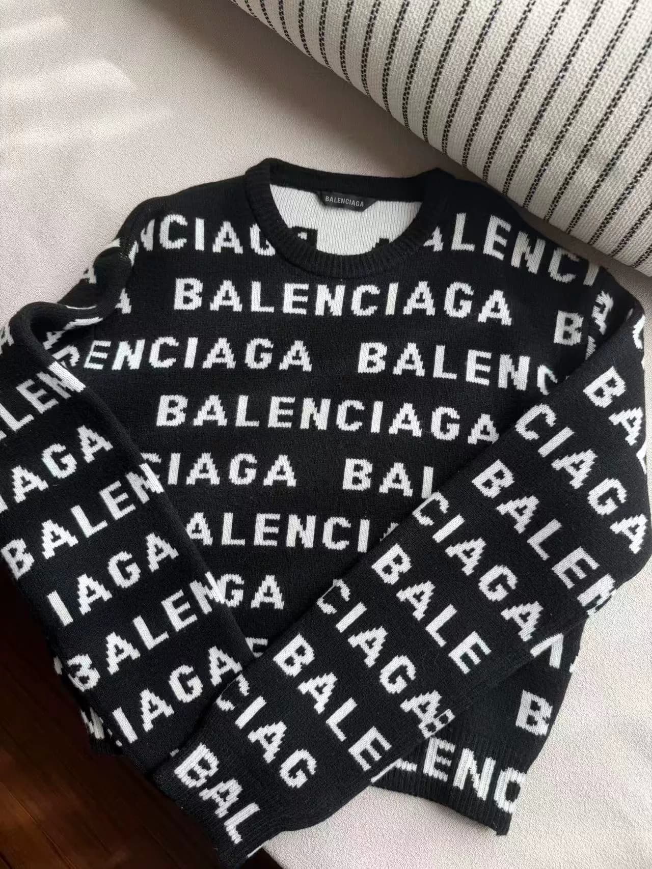 Balenciaga Баленсиага, черный свитер с логотипом Barrage, размер S,