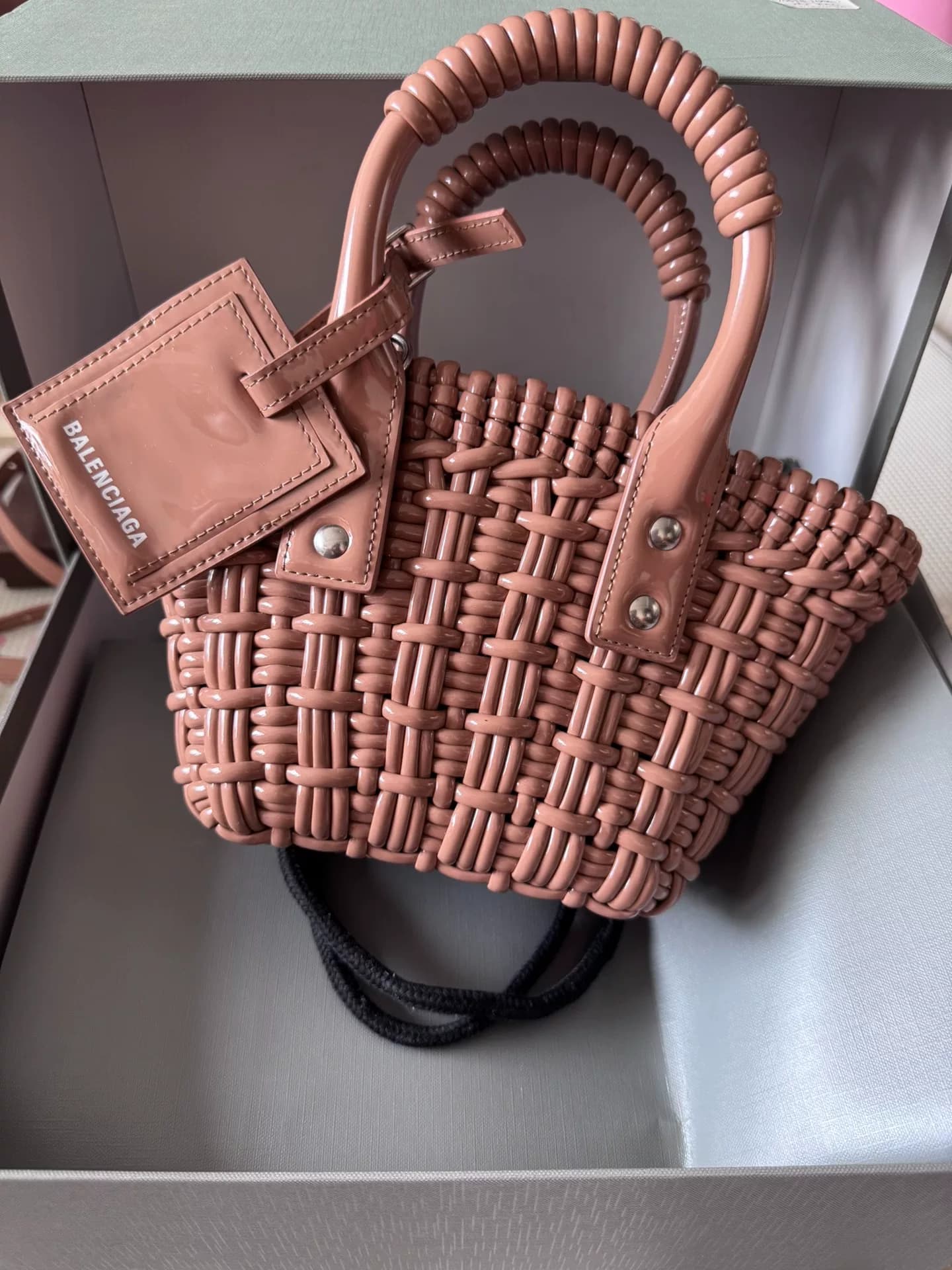 BALENCIAGA Parisienne Bistro Woven Vegetable Basket Bag Apricot xxs XXS размер: L 27,9 x H 14,0 x W 5,8 см, съемный плечевой ремень (51 см) Подлинный…