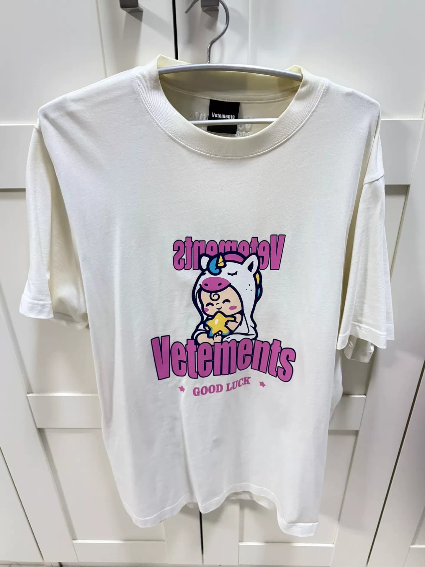 Одинаковая мужская и женская одежда с короткими рукавами unicorn Florence от Vetements приобретается из натуральной кожи.