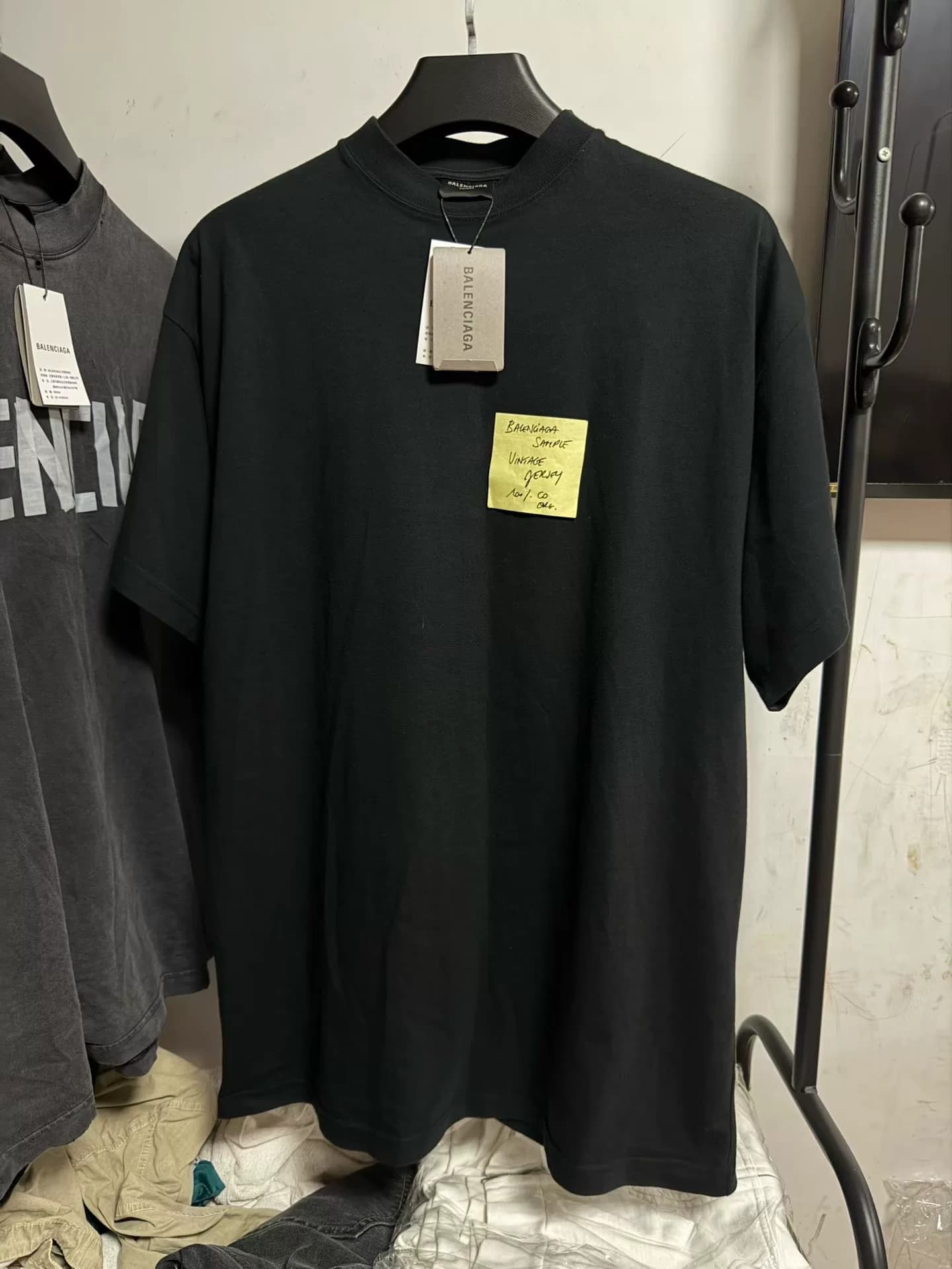 Balenciaga с круглым вырезом и надписью post-it, с короткими рукавами, 2 размера, новая, с той же биркой, длина 85, обхват груди 130