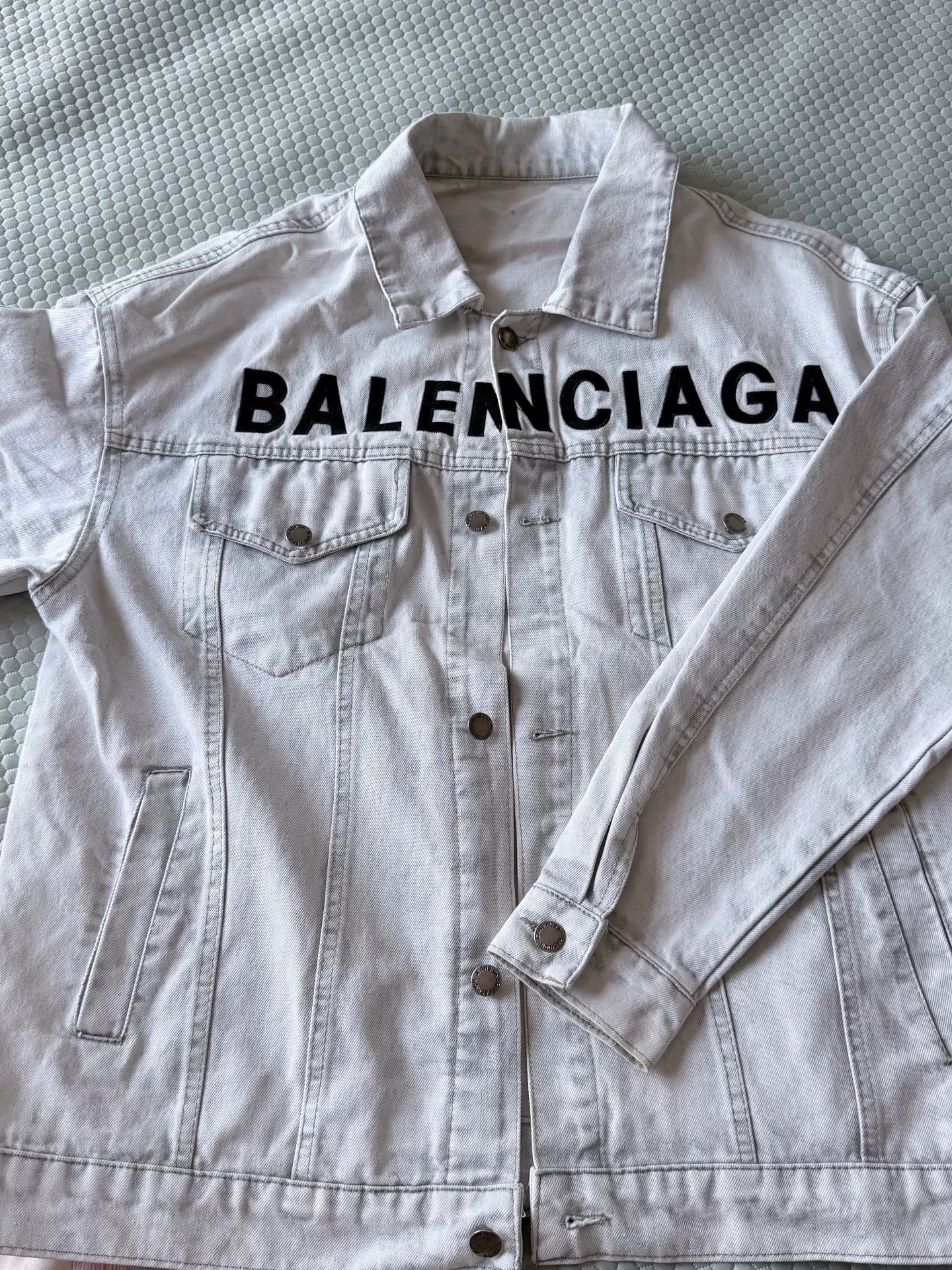 Блогер: Balenciaga Джинсовая куртка Balenciaga темно-белого цвета, размер L