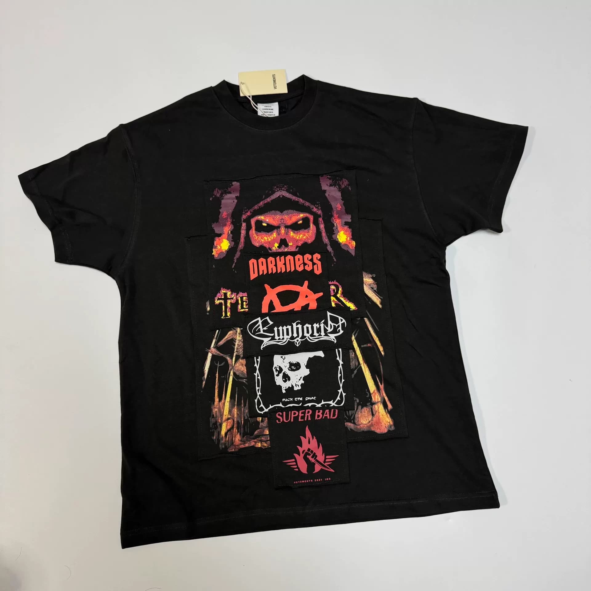Футболка Vetements AW20 с металлической нашивкой
