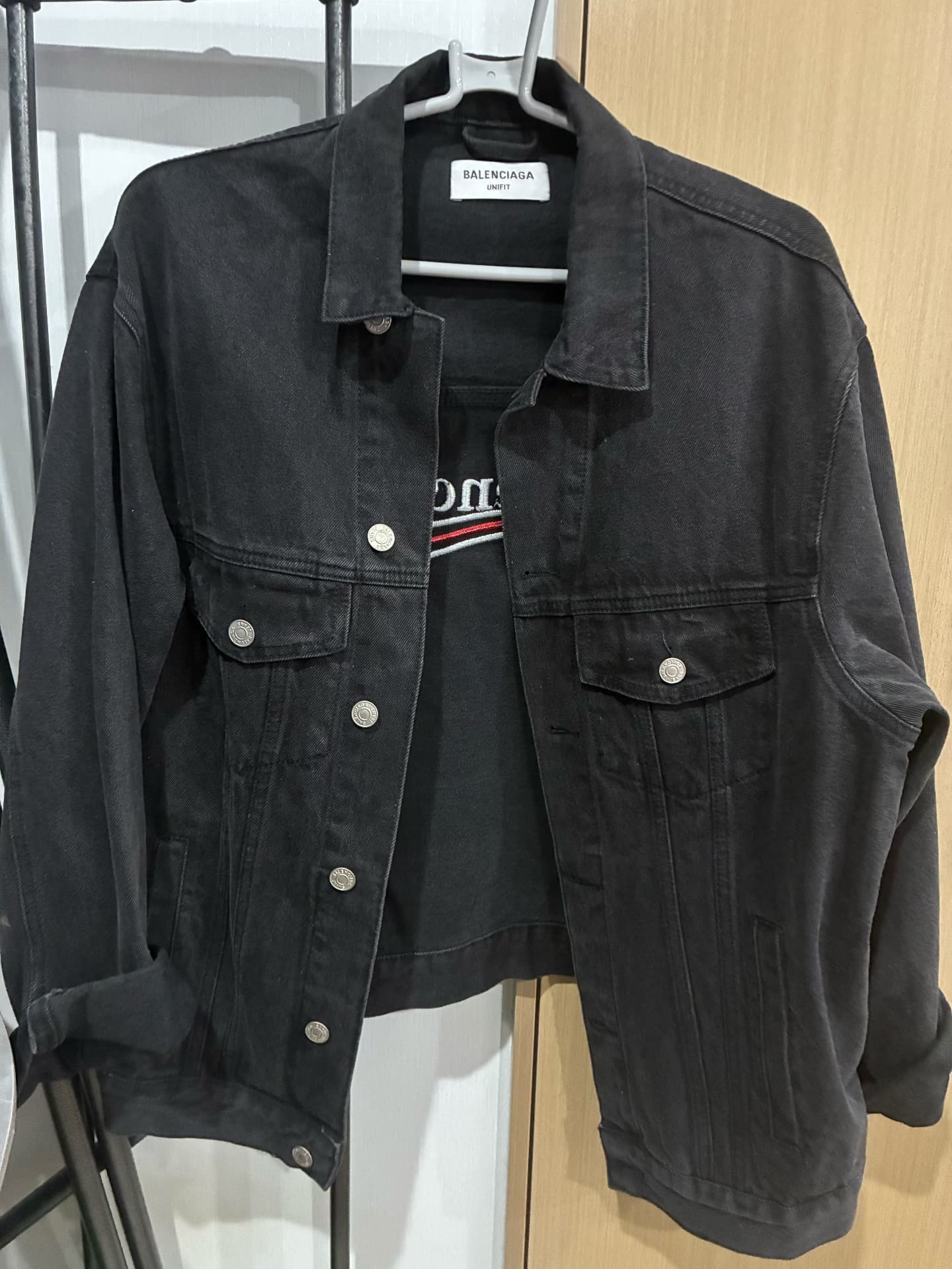 Высококачественная джинсовая куртка Balenciaga cola tape размера S (свободного кроя), изготовленная в Португалии,