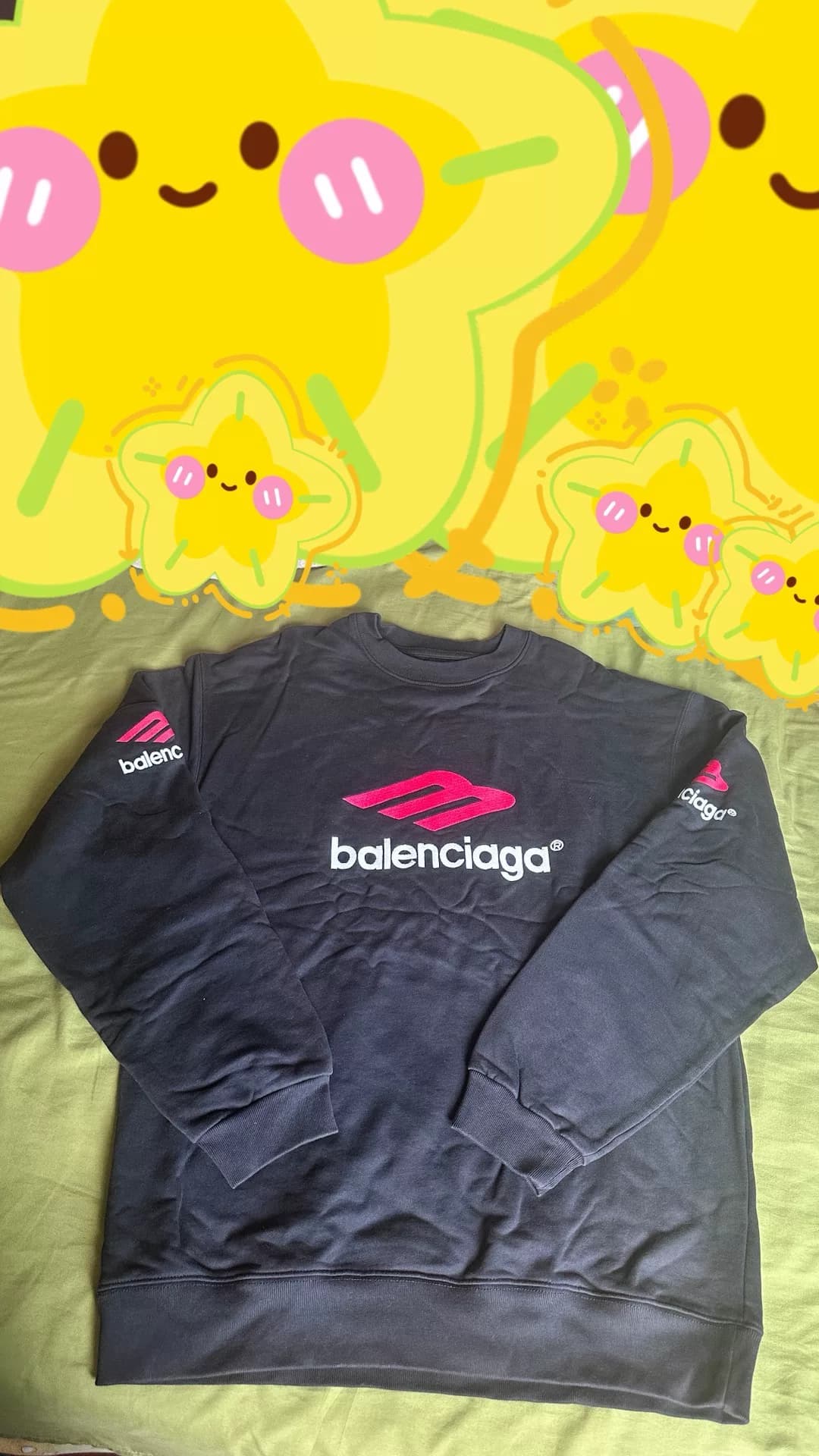 Высокая модель Balenciaga с буквенным принтом и логотипом Balenciaga, круглый вырез, длинный рукав