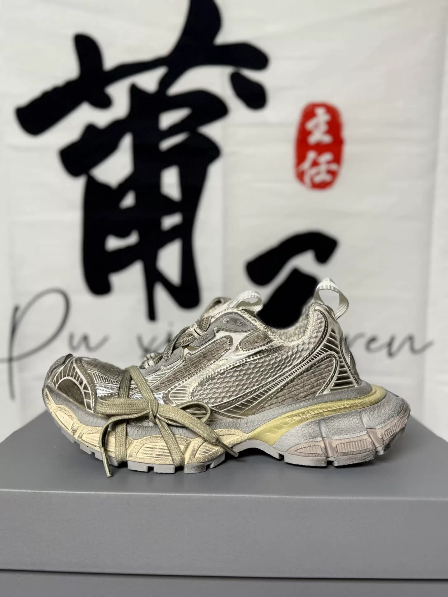 Президентская версия Balenciaga Pinnacle 3XL, подробности смотрите на картинке,