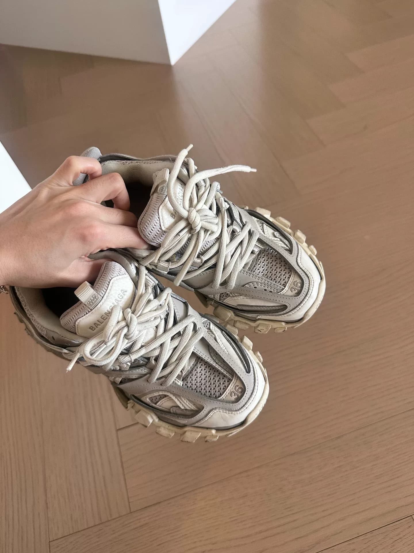 Туфли Balenciaga daddy кажутся мне не очень подходящими по размеру еще до того, как они выйдут в свет