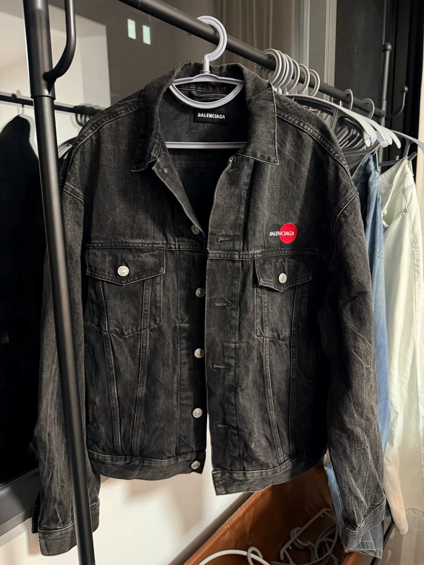 Balenciaga Джинсовая куртка Balenciaga из натуральной кожи черного цвета, размер 46, классическая модель ten thousand