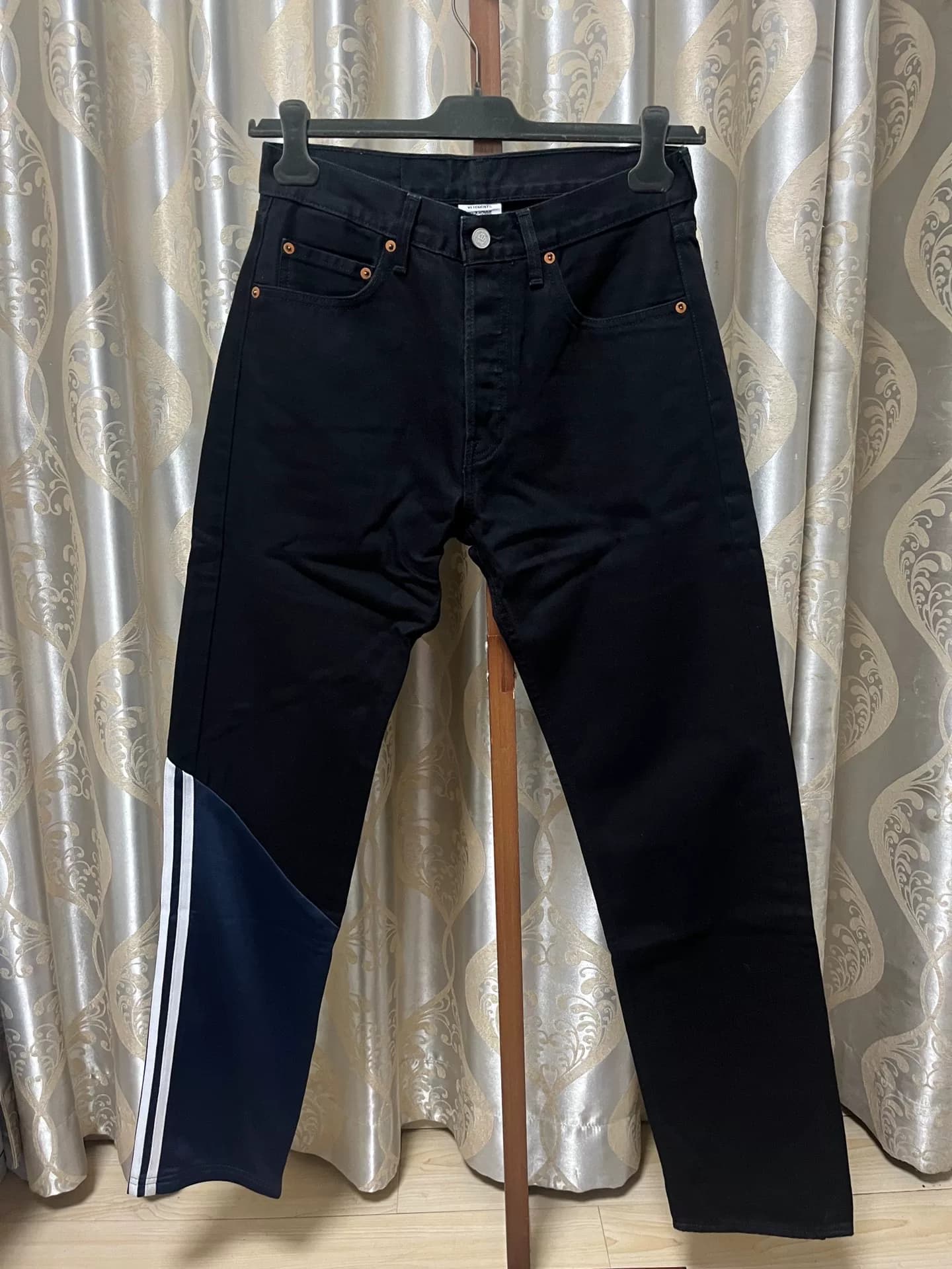 джинсы vetements 19ss демонстрируют сшитые швом джинсы
