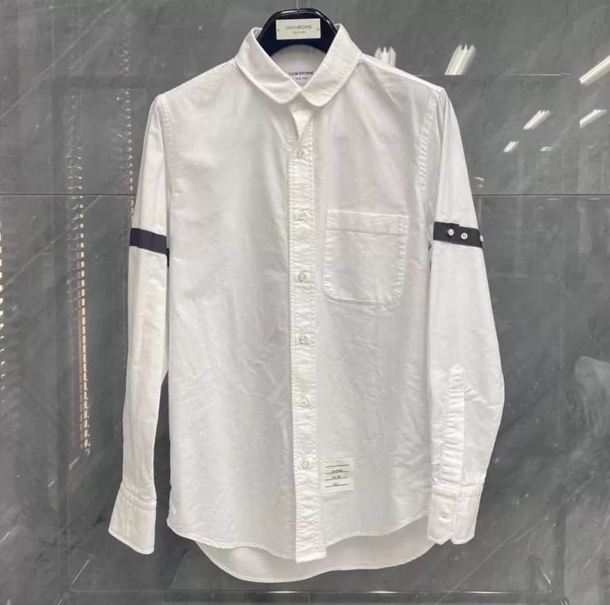 Мужская белая рубашка с нарукавной повязкой Thom Browne артикул MWL393
