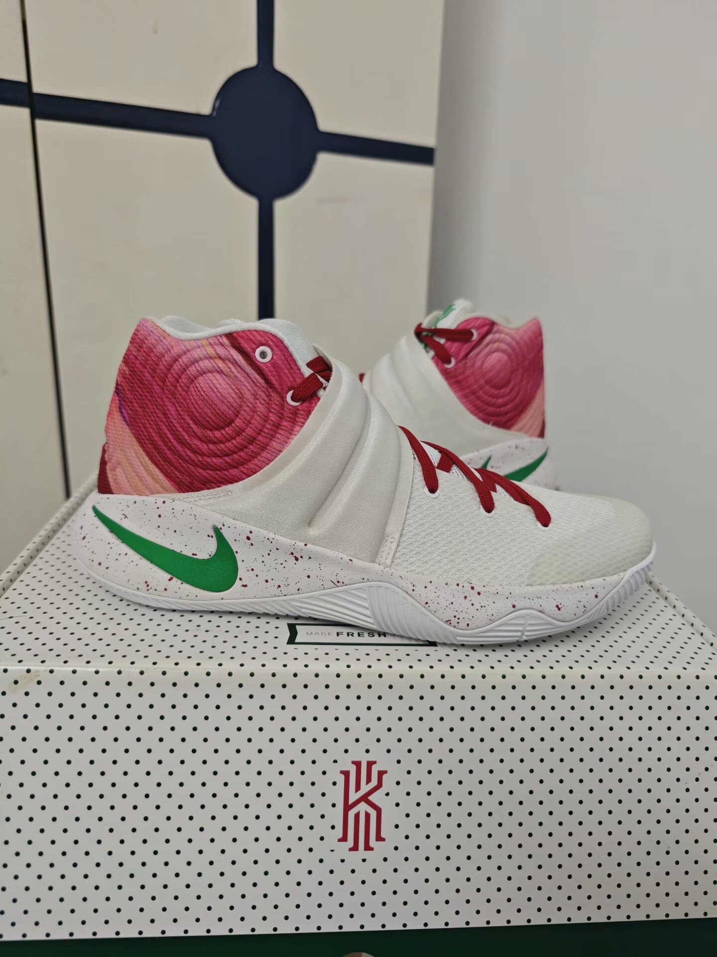 Совершенно новые кроссовки Owen 2 nike kyrie 2 donut размер 44 белые красные