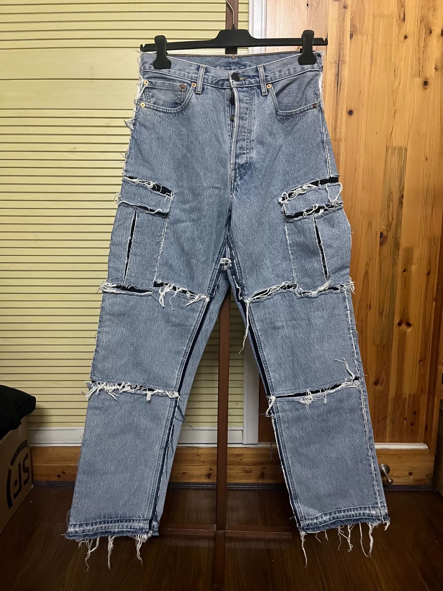 vetements 19ss демонстрирует мужские джинсы с вышивкой samp