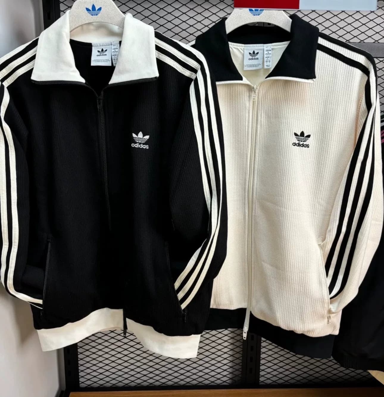 Найдите подлинные корейские кроссовки Adidas Adidas originals three leaf