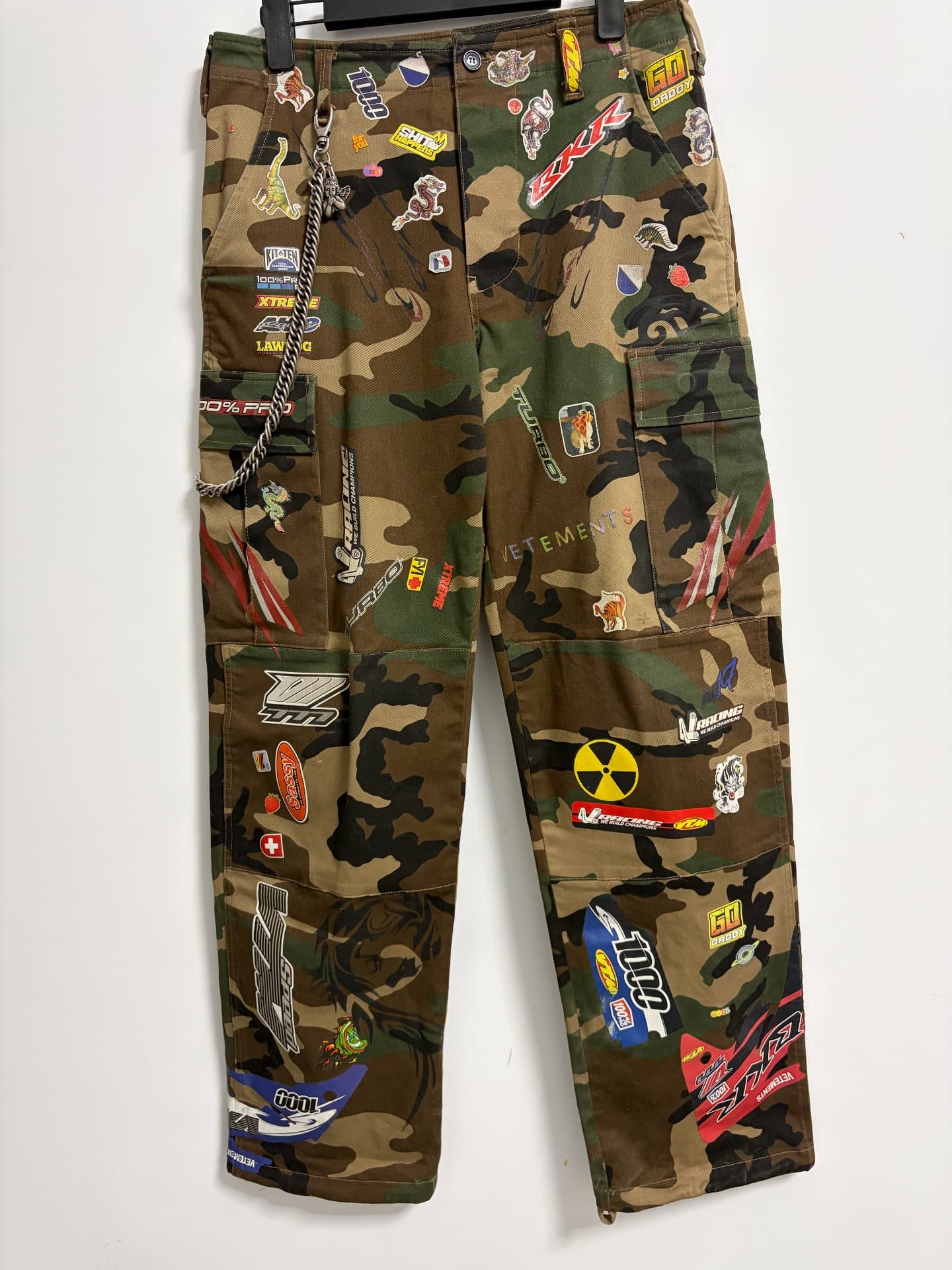 камуфляжные брюки с наклейкой vetements 18aw (продаются)