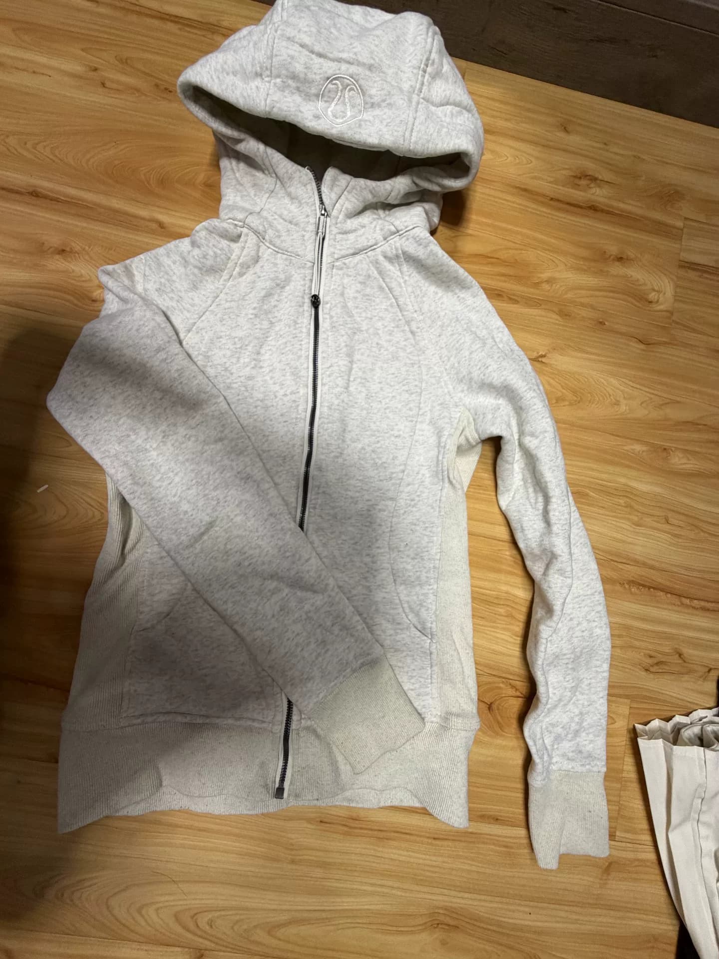 серый свитер с капюшоном lululemon scuba, приталенный крой, застежка-молния,