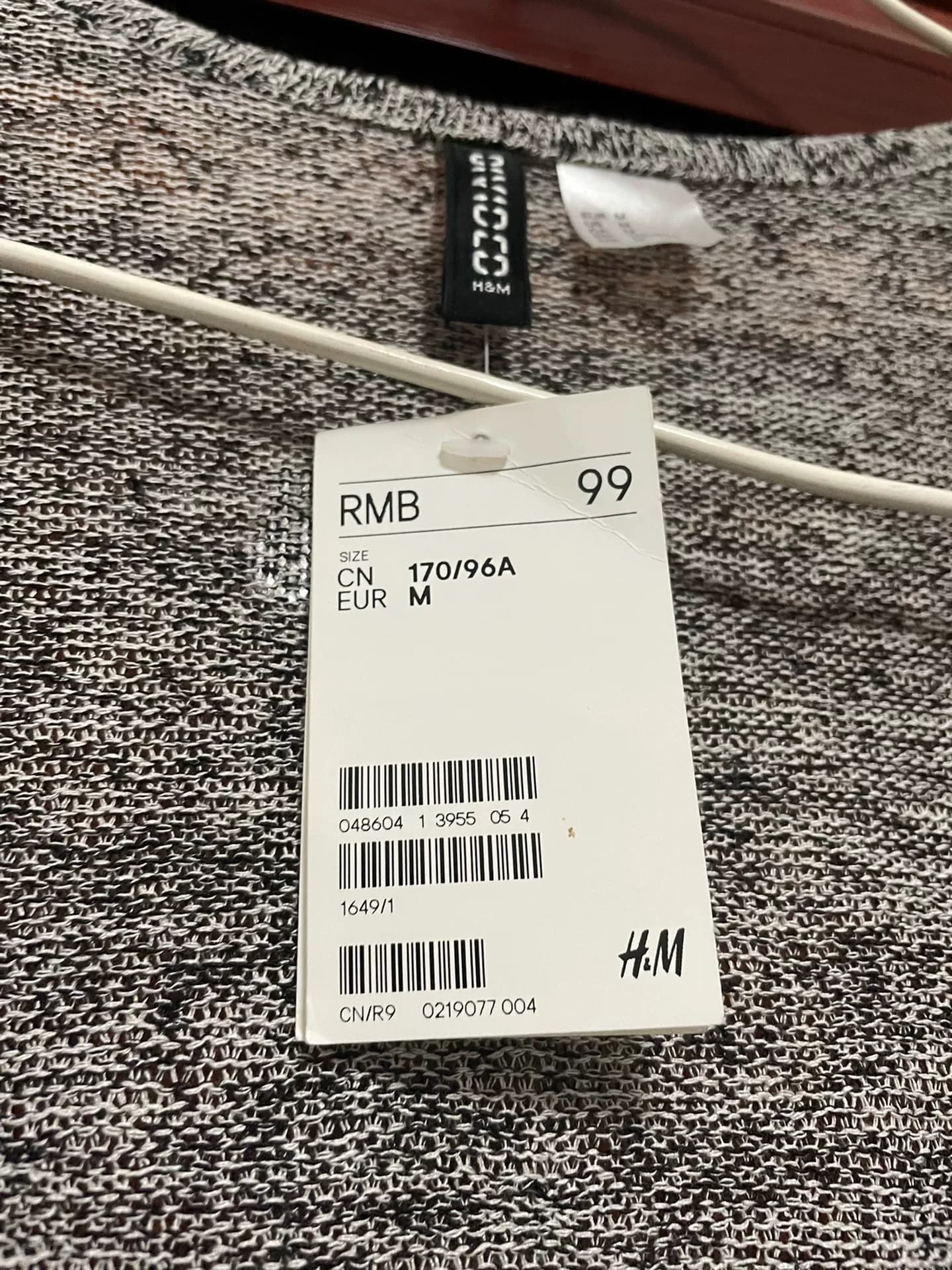 Совершенно новая куртка HM shawl, порвалась, без торга.Размер зависит от этикетки