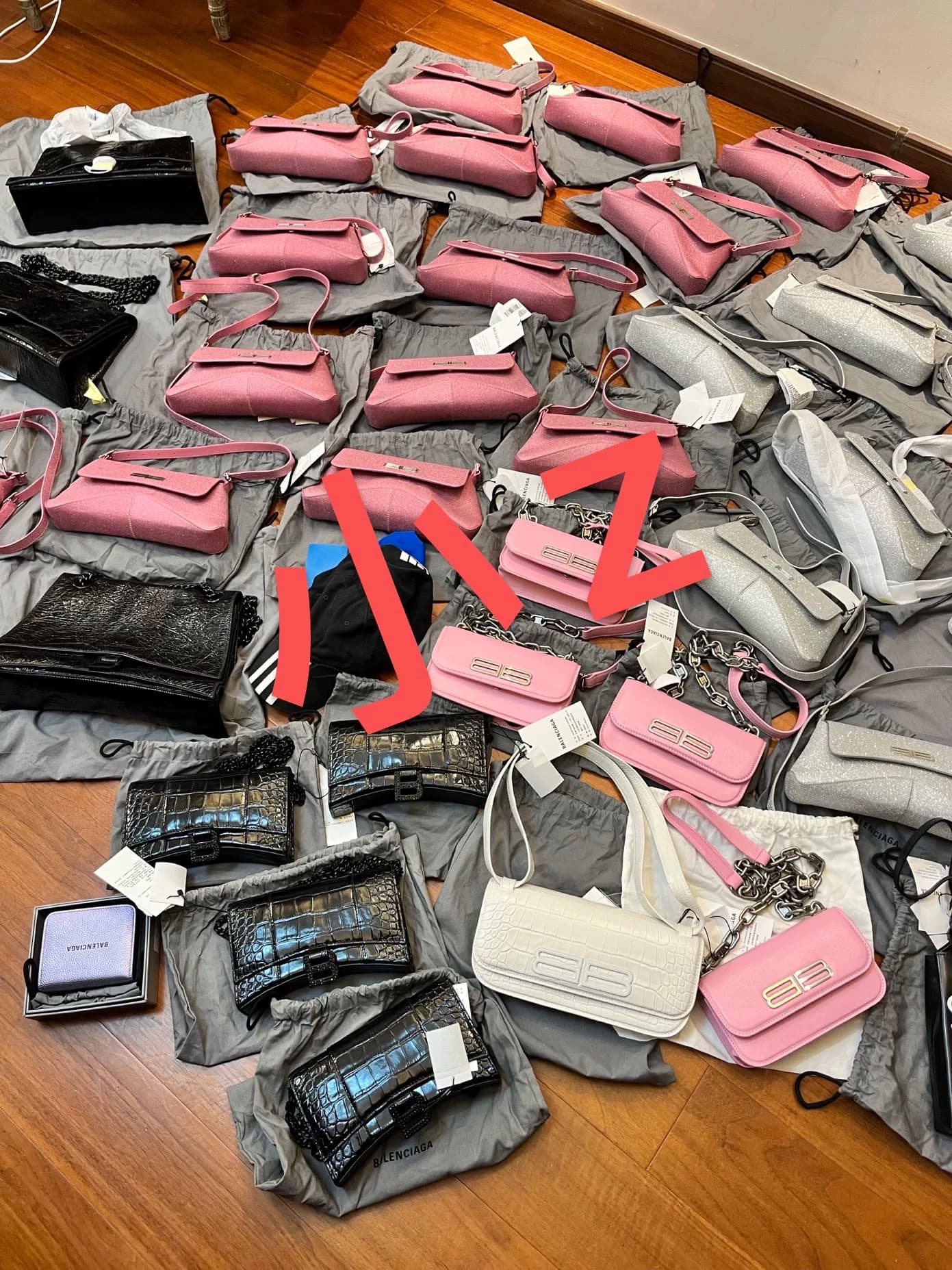 Распродажа покупок Balenciaga в приложении с огромной скидкой