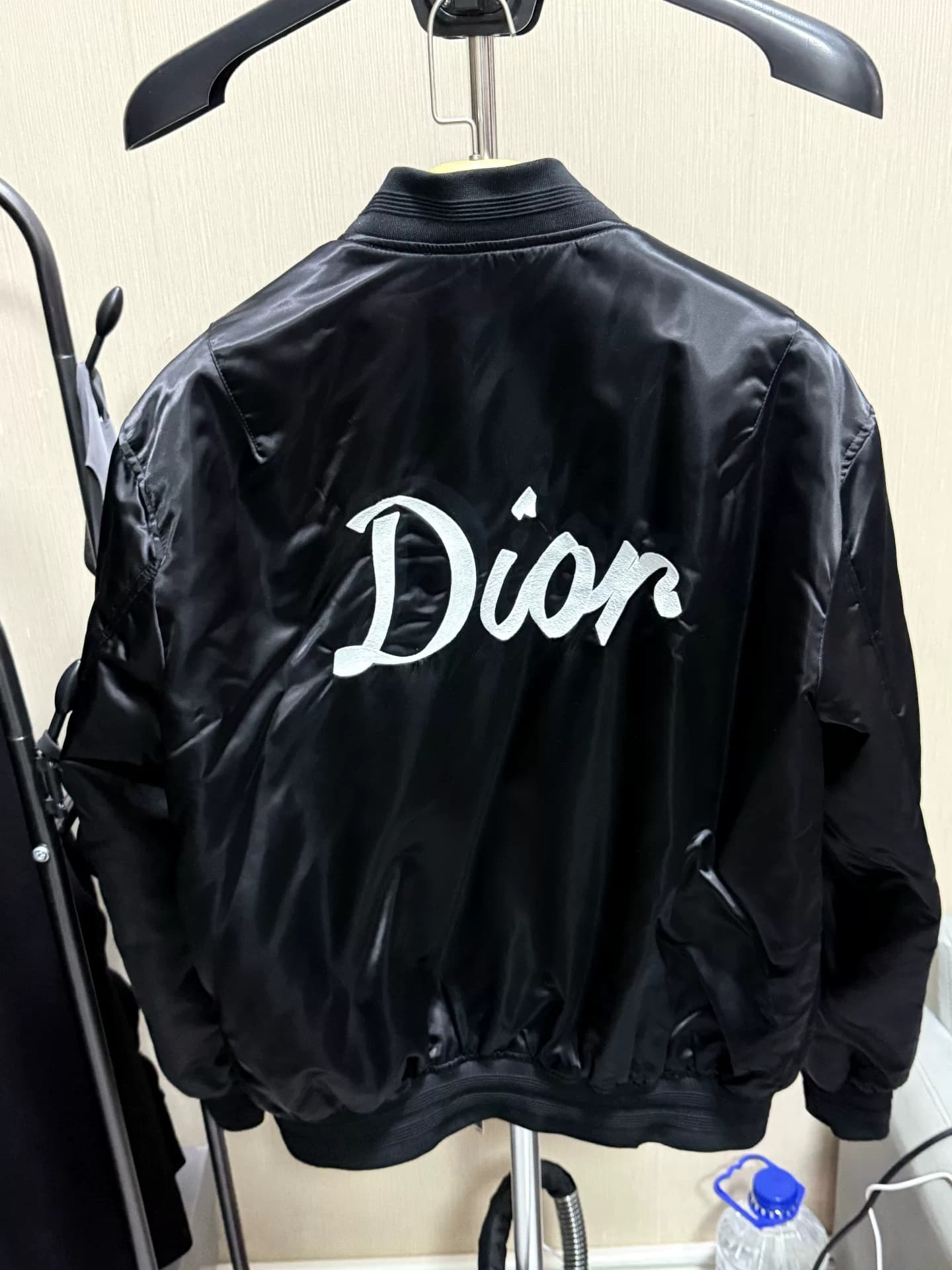 Dior/Хлопковая куртка-бомбер Dior черного цвета в классическом стиле с большой спинкой.