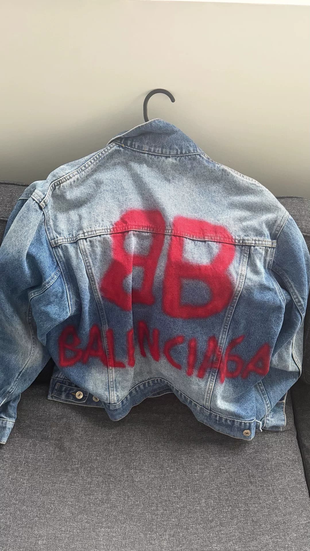 Для личного пользования джинсовая куртка Balenciaga размера S появилась в продаже три или четыре года назад