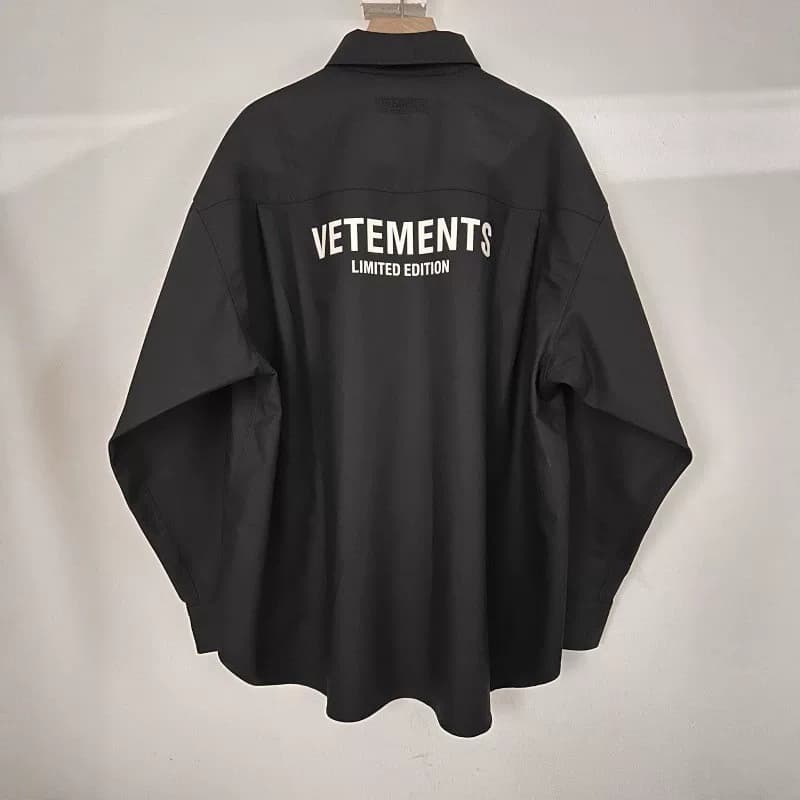 Черная рубашка из штапельного хлопка VETEMENTS с длинным рукавом, выпущенная ограниченным тиражом.