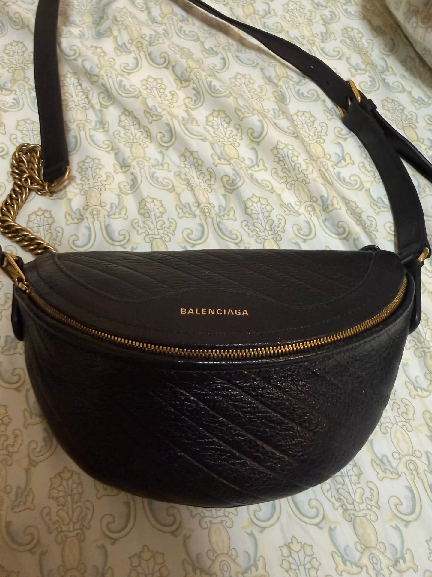 Личные аксессуары Balenciaga Поясная сумка Balenciaga black gold в форме полумесяца из воловьей кожи