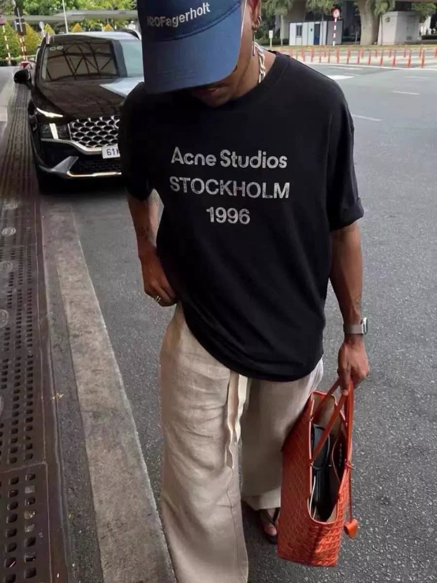 Постиранная и поношенная футболка Acne Studios 25SS с открытыми плечами и круглым вырезом и принтом 1996 года выпуска