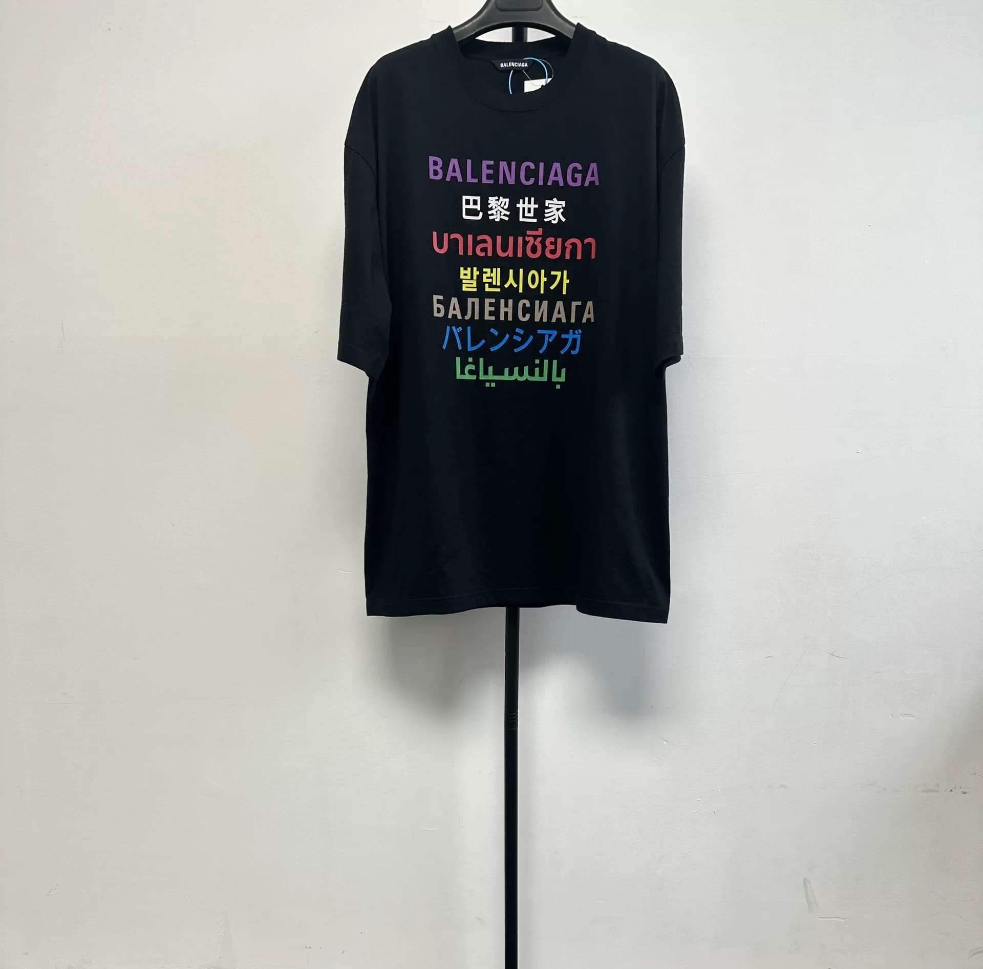 Balenciaga плиссированный дизайн Balenciaga с мультиязычным принтом на коротком рукаве