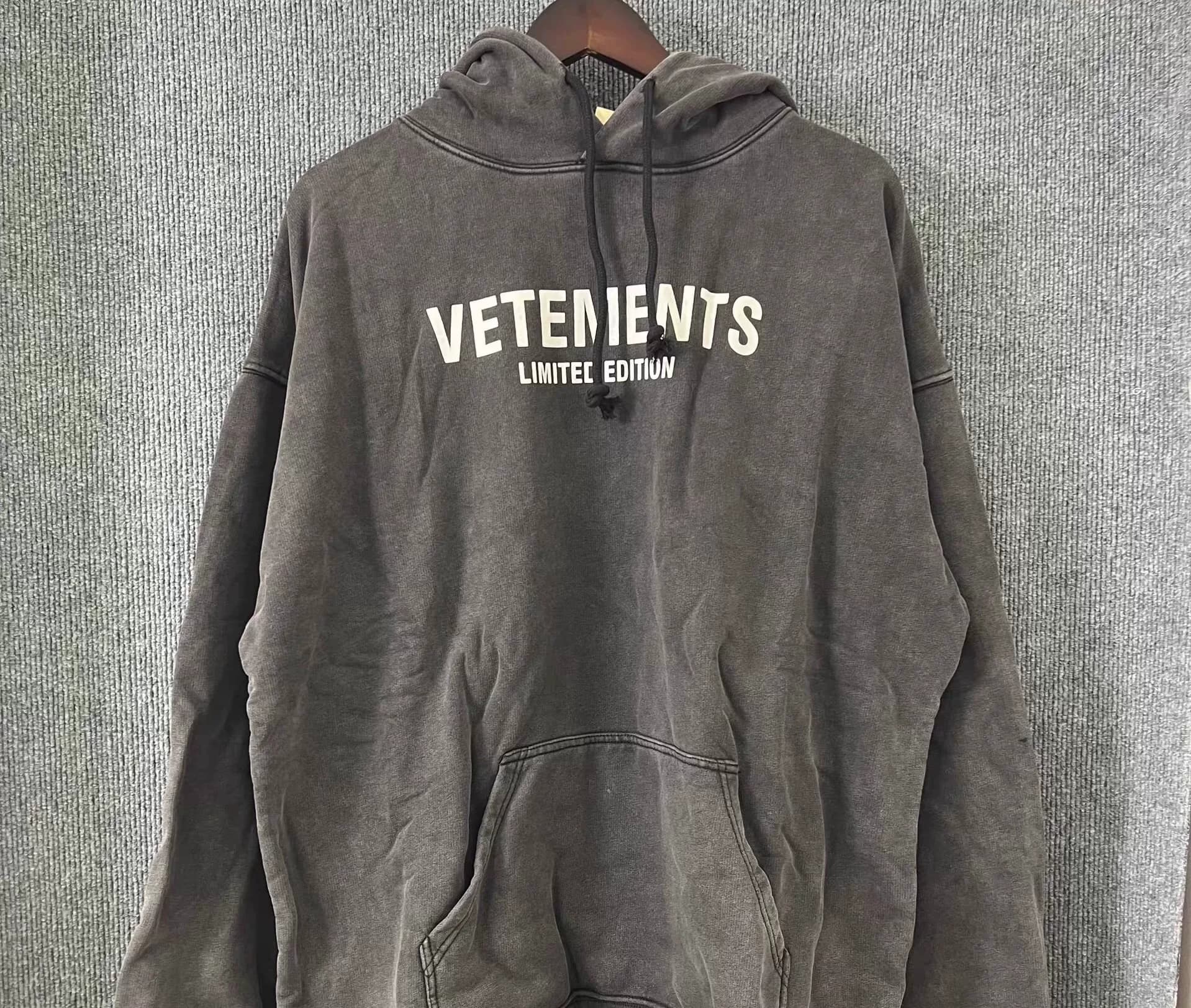 серый свитер с капюшоном vetements