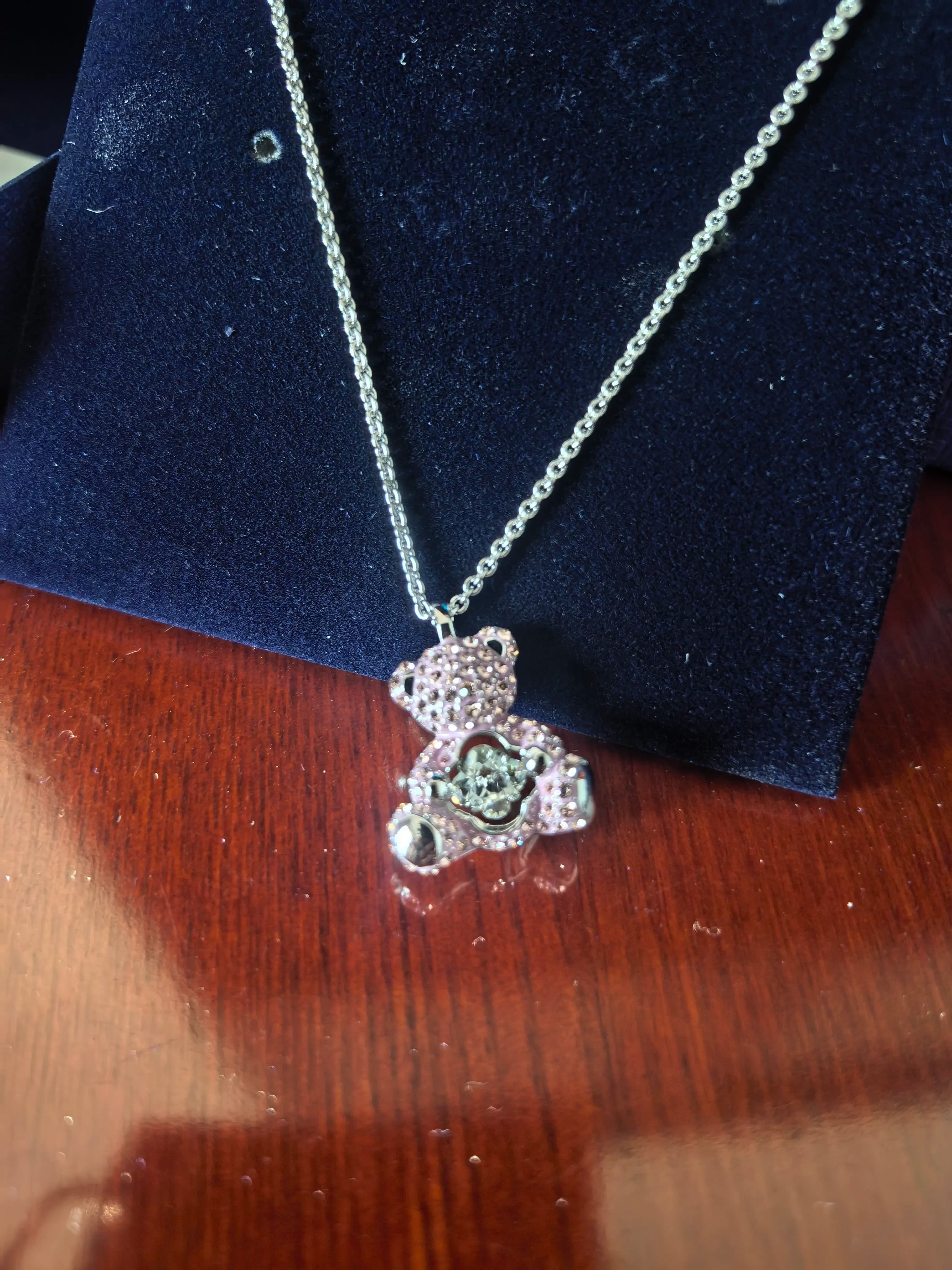 Колье Swarovski heart bear, сфотографированное при естественном освещении в спальне (но выглядит не очень хорошо)