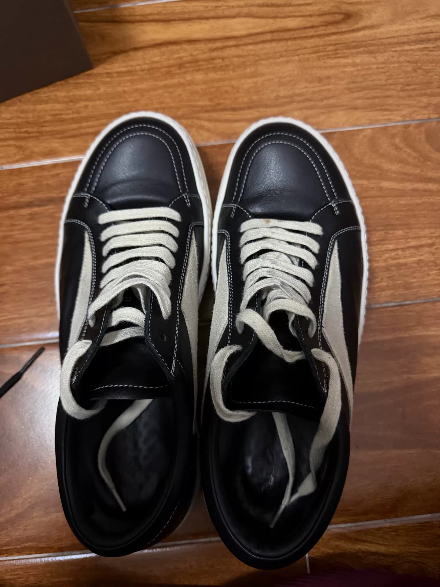 черно-белая коробка rickowens ro с 42 оригинальными аксессуарами, как показано на рисунке fidelity