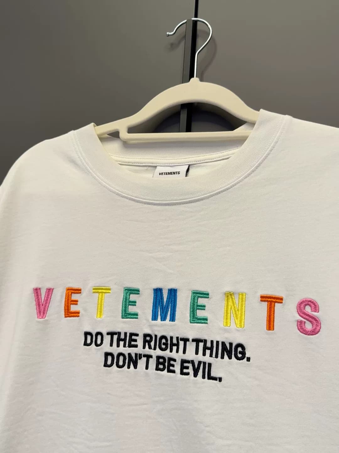 VETEMENTS симпатичные белые рукава с короткими рукавами, которые у маленьких девочек могут отсутствовать в нижней части тела