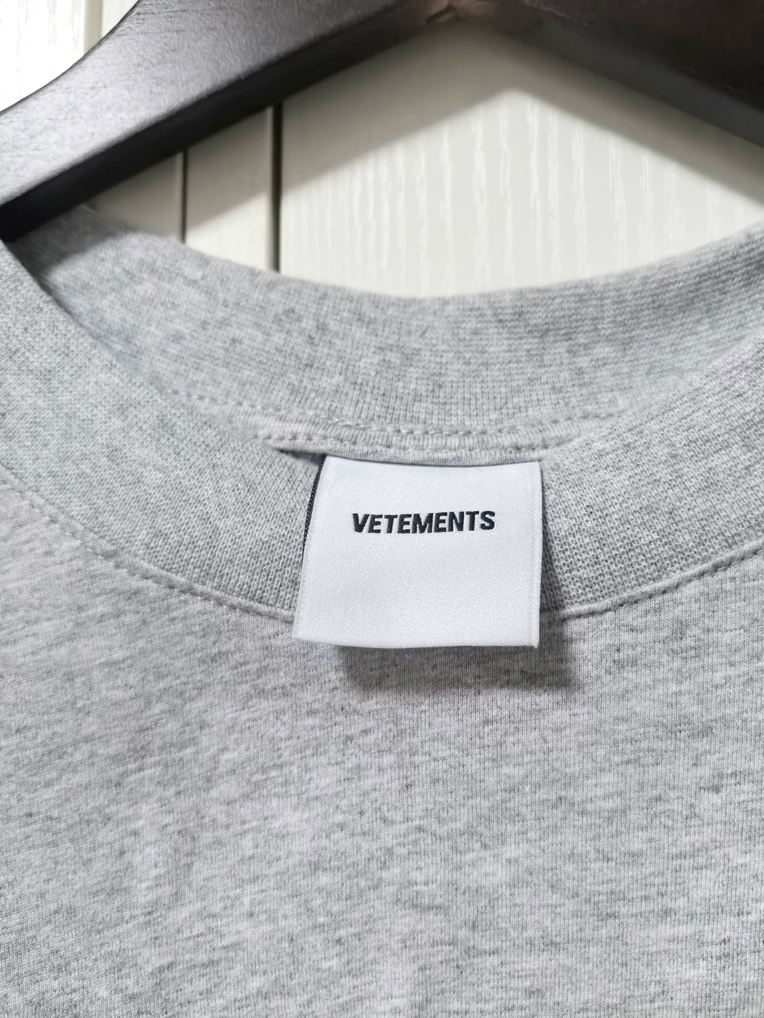 Серую футболку VETEMENTS с короткими рукавами и принтом на английском языке могут носить как мужчины, так и женщины, ткань удобная