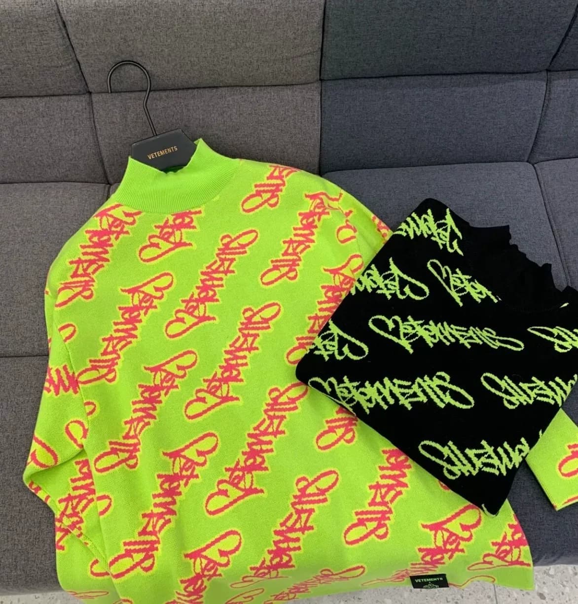 Милый свитер-пуловер VETEMENTS