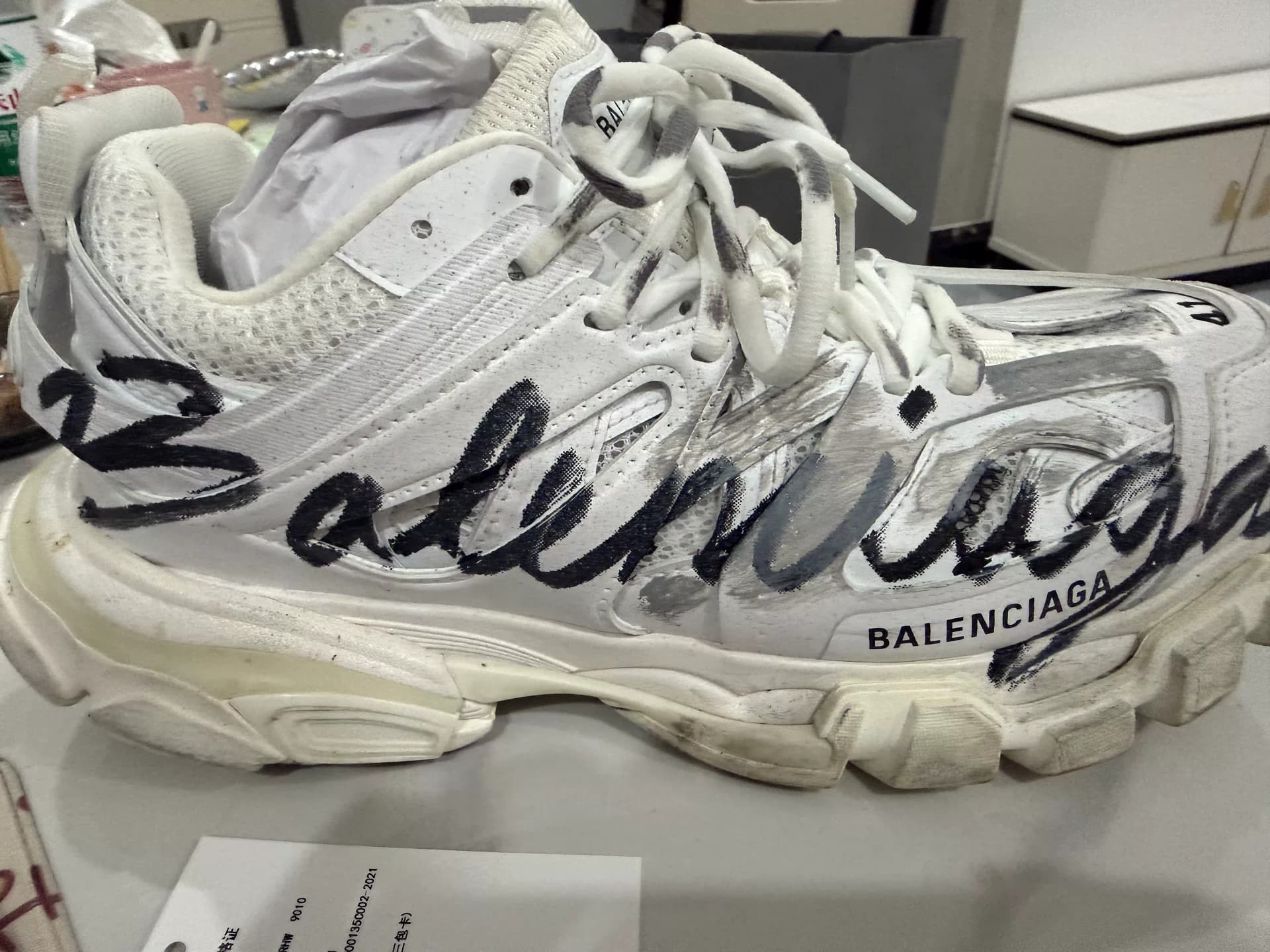 Фирменная мужская спортивная обувь Balenciaga Track белого цвета в стиле граффити