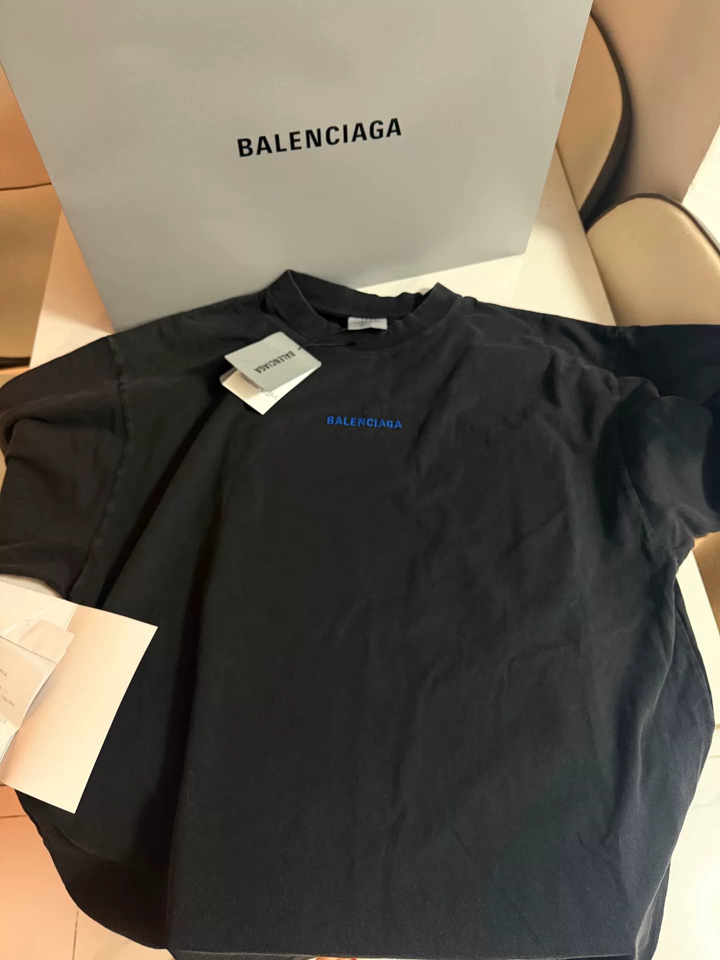 Последняя футболка с вышивкой Balenciaga для мужчин и женщин, купленная в сентябре, первоначальная цена - 5600 юаней.