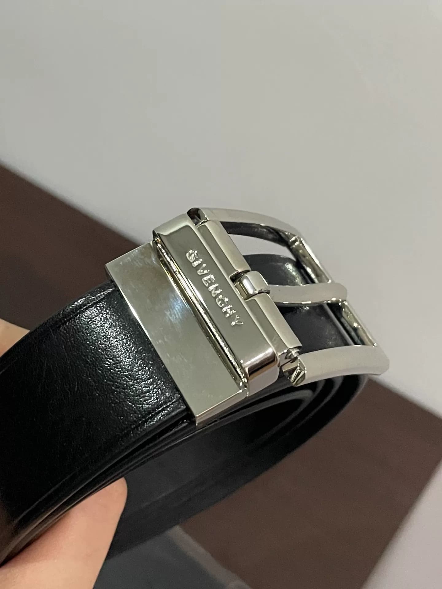 Ремень Givenchy, совершенно новый и не использовавшийся, из черной кожи, дизайн серебряной пряжки прост и атмосферен.