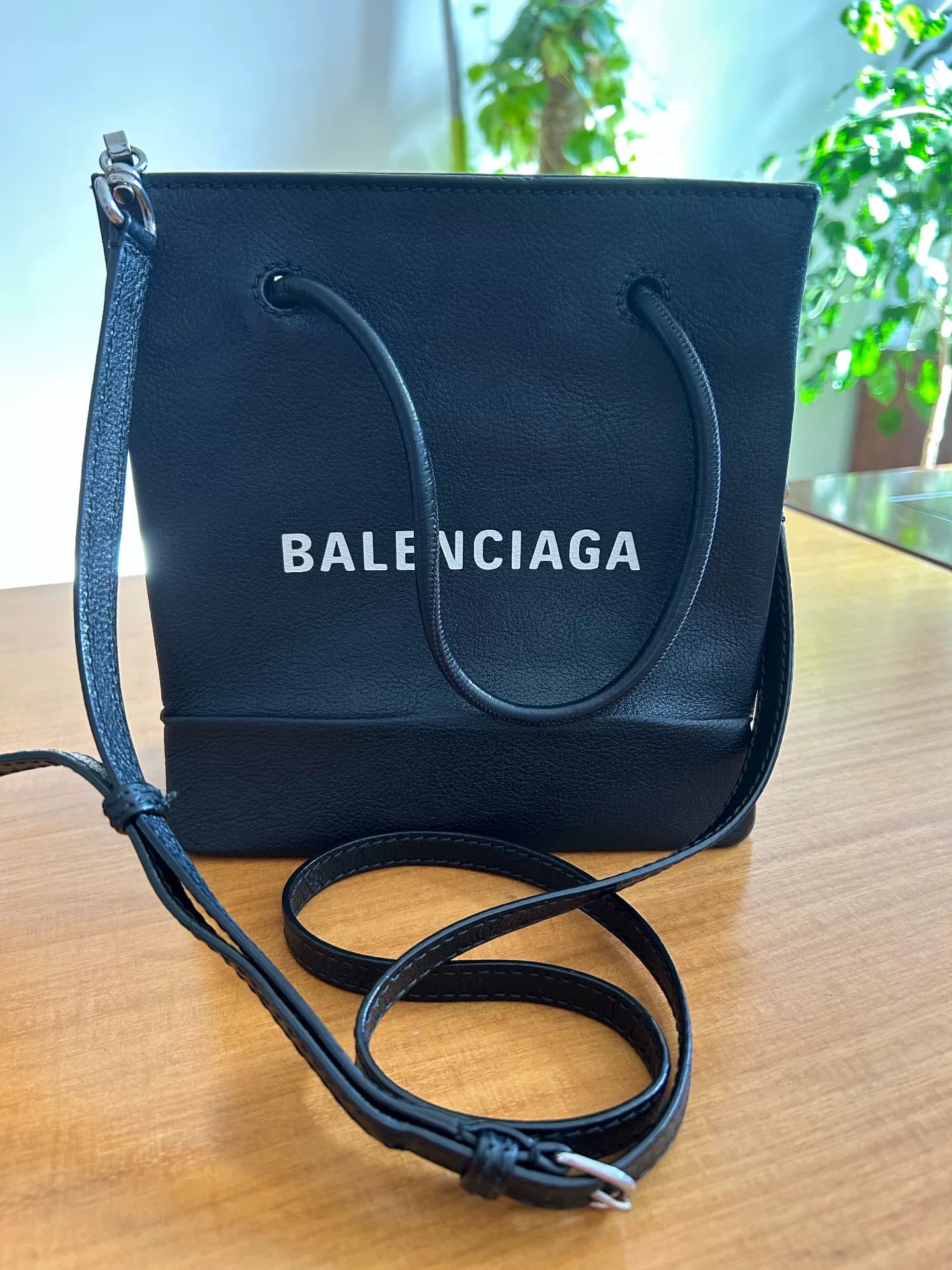 Balenciaga Черная кожаная сумка-тоут Balenciaga с классическим логотипом, посвященная