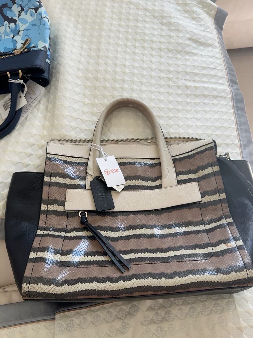 80% сумок coach являются новыми и имеют явные следы использования