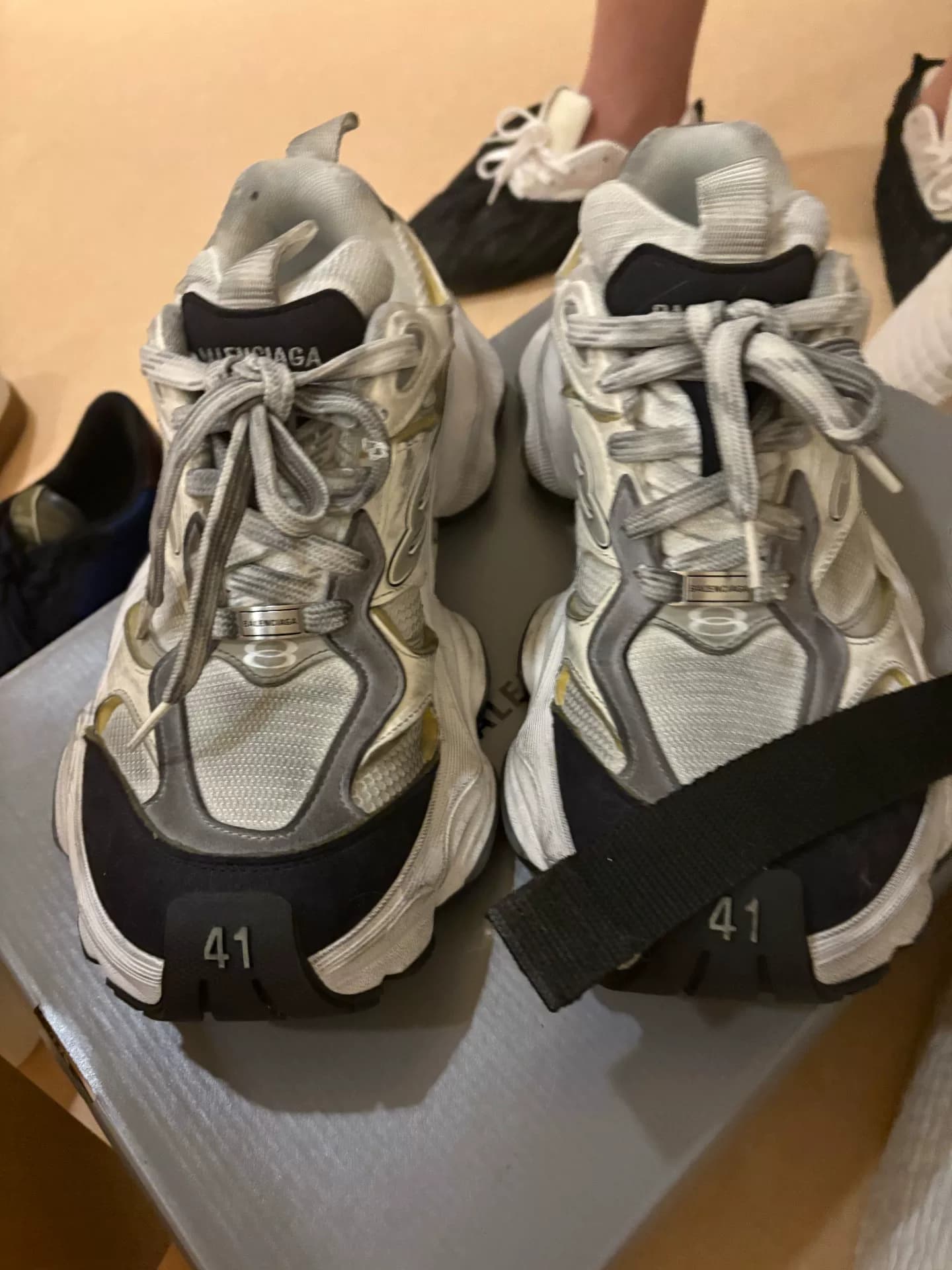 груз balenciaga проходит только один раз и выходит из режима ожидания