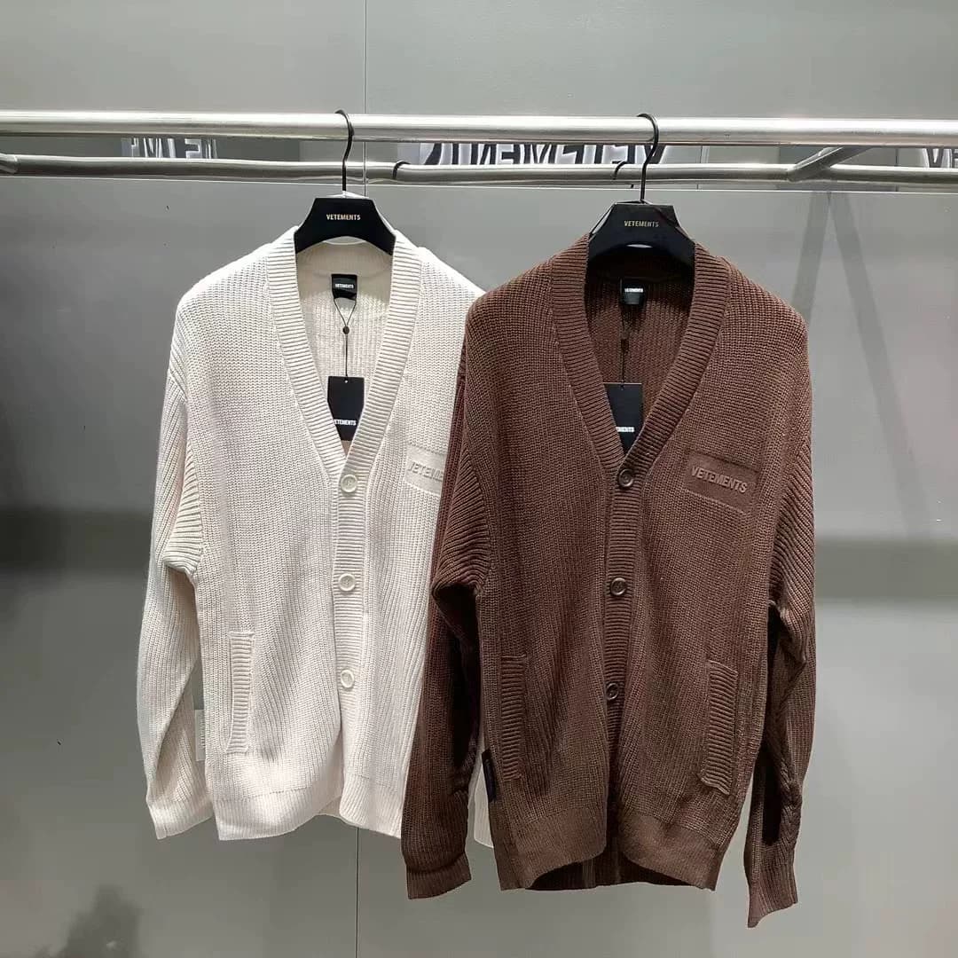 Вязаный кардиган VETEMENTS, доступный в белоснежном и коричневом цветах, можно приобрести на прилавке