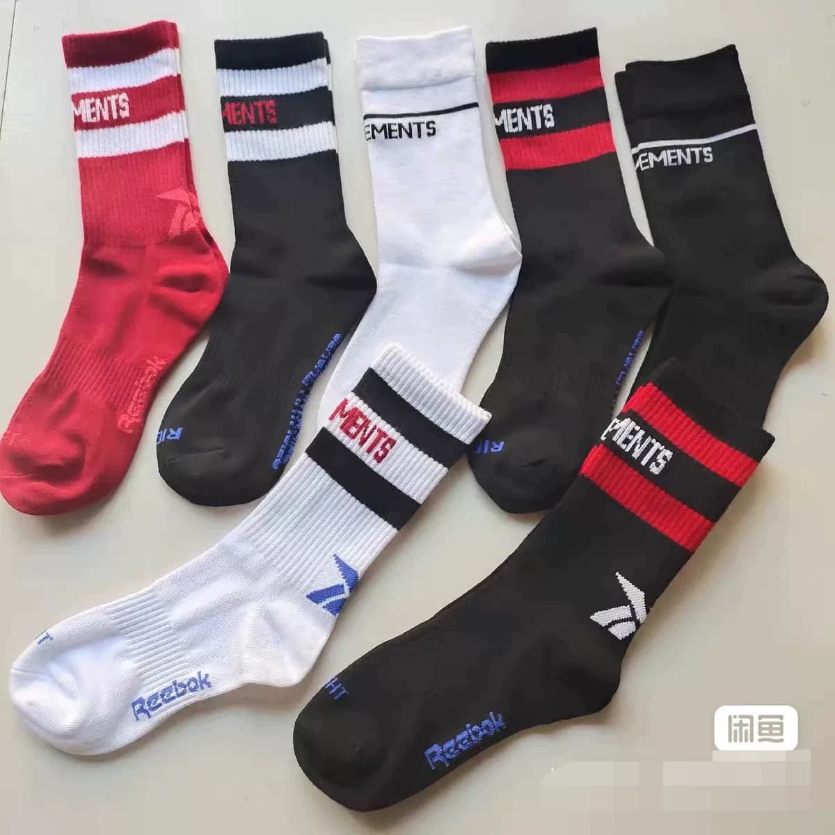 Спортивные носки Reebok от совместного бренда VETEMENTS доступны в черном, белом и красном цветах!